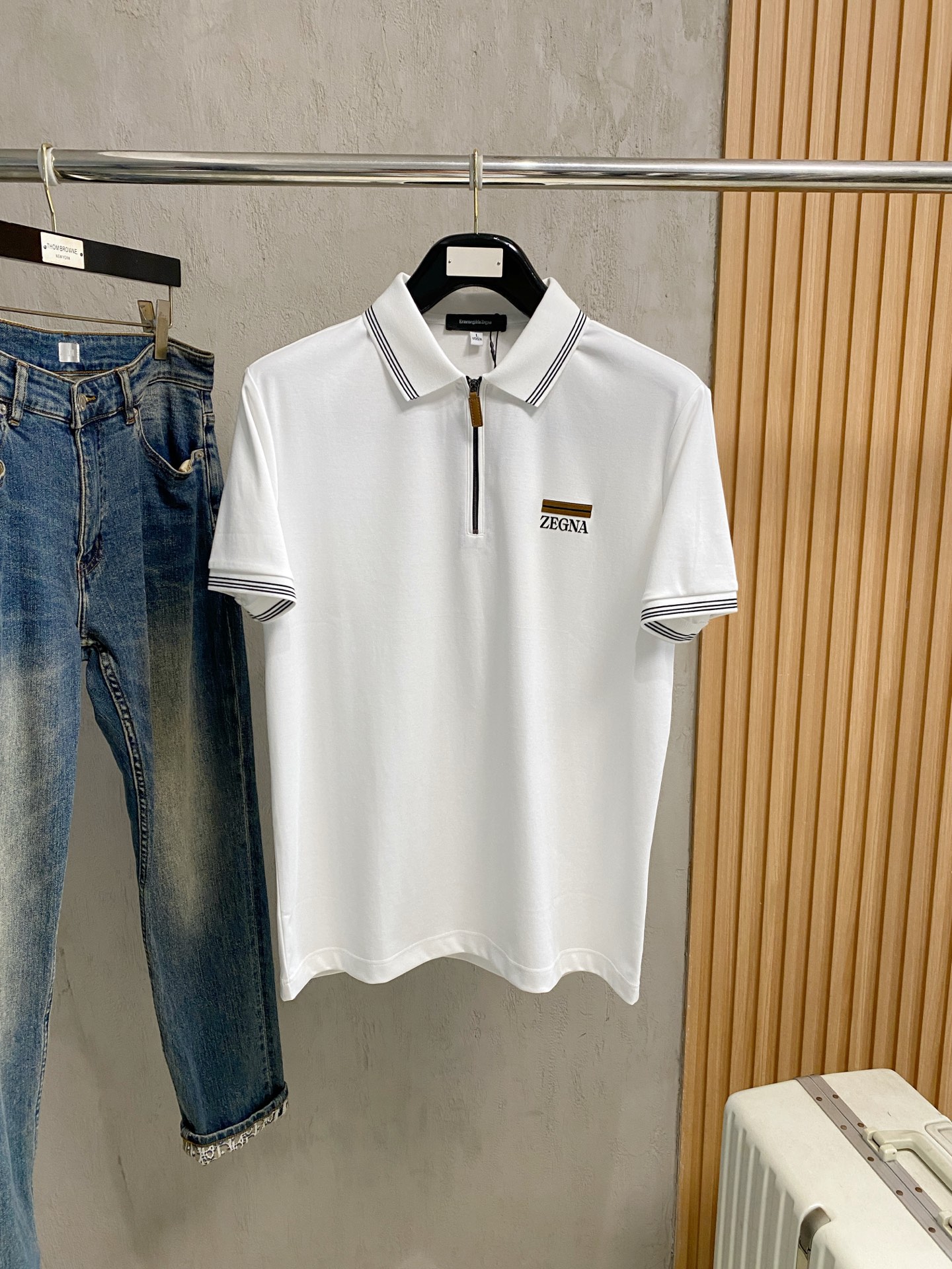 NO:917193,Ermenegildo Zegna highly recommended!  Spring and summer new products are on sale at the counter. Fashionable and high-end men's Polo - Logo on the chest, personalized and fashionable/Imported top high-density mercerized pearls, extremely skin-friendly and comfortable. It feels very delicate, has a good texture, is cool and breathable, and is a very good overall product. It can be worn alone without any problem. Size M-4Xl,,zegna,19860909杰尼亚 重磅推荐！春夏新品 专柜在售 时尚高端男装Polo-胸前Logo个性时尚/进口顶极高密度丝光珠地,极为亲肤舒适 摸上去非常的细腻,质感很好,凉爽透气,整体非常不错的一款,内搭单穿都完全没问题 尺码M-4Xl,,zegna,,Men's clothing