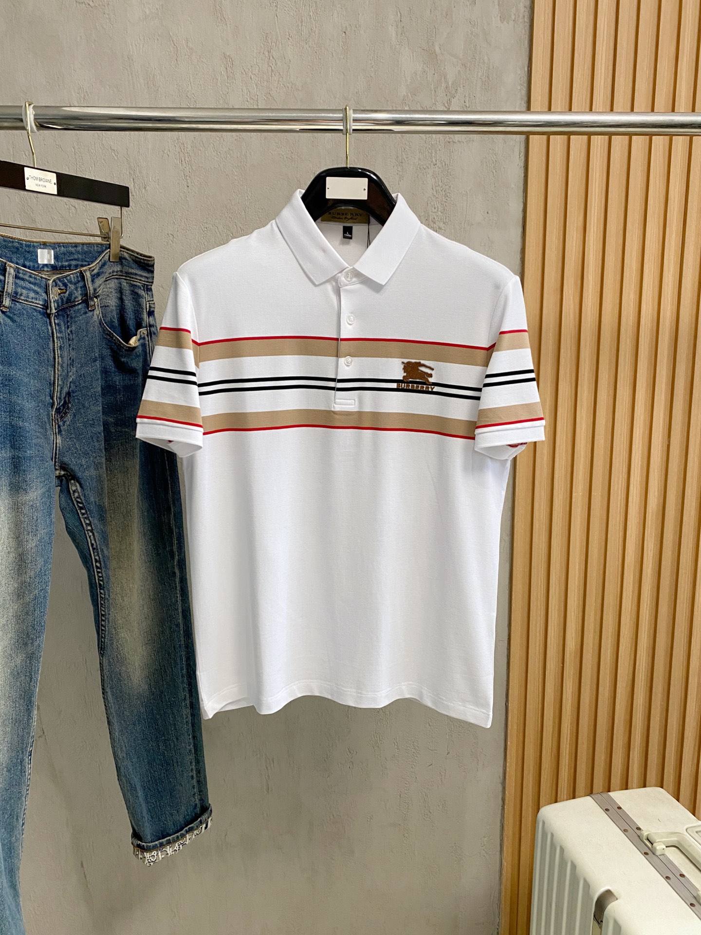 NO:917199,Burberry highly recommended!  Spring and summer new products are on sale at the counter. Fashionable high-end men's Polo - Logo on the chest, personalized and fashionable/Imported high-density mercerized pearls, extremely skin-friendly and comfortable. It feels very delicate, has a good texture, is cool and breathable, and is a very good overall piece. It can be worn alone without any problem. Size M-4Xl,, burberry,19860909巴宝莉 重磅推荐！春夏新品 专柜在售 时尚高端男装Polo-胸前Logo个性时尚/进口顶极高密度丝光珠地,极为亲肤舒适 摸上去非常的细腻,质感很好,凉爽透气,整体非常不错的一款,内搭单穿都完全没问题 尺码M-4Xl,,burberry,,Men's clothing