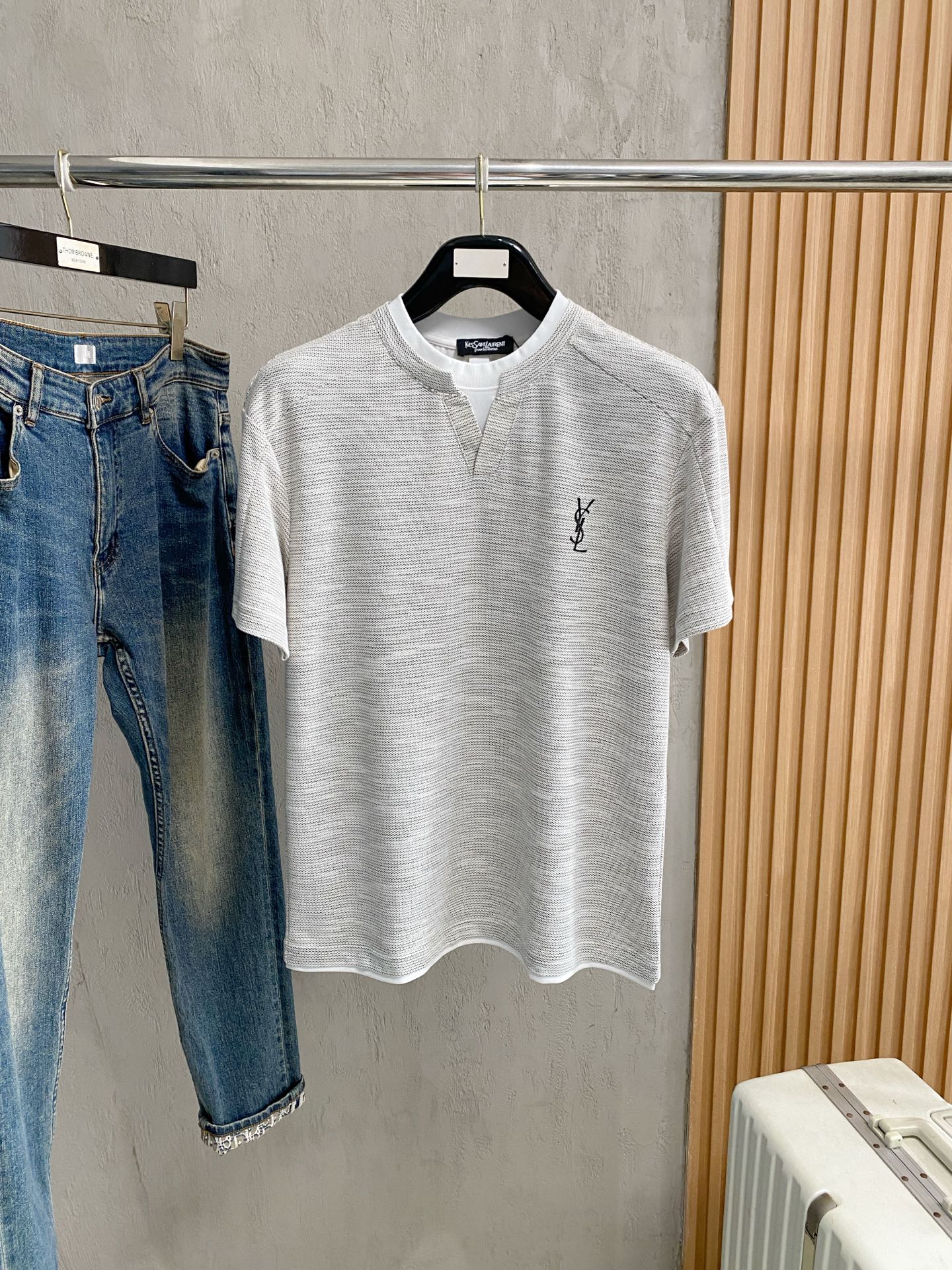NO:917190,Saint Laurent 2026 new pure cotton men's casual bottoming short-sleeved T-shirt!  High-end customization, high version, fashionable and versatile, loose version, original imported cotton fabric, threaded cuffs, collar and hem, super soft and delicate to the touch, skin-friendly and comfortable to wear, high-end boutique. Avant-garde style, charming and comfortable, great upper body, essential items for men, complete with three standards, sizes M-4XL, saint laurent, T-shirt, tees, t-shirt,19860909圣罗兰 2026 新款纯棉男士休闲打底短袖T恤！高端定制 高版本 时尚百搭爆款宽松版型原版进口纯棉面料 螺纹袖口.领口衣摆 手感超柔软细腻 穿着亲肤舒适 高端精品.前卫风格魅力舒适, 上身非常赞 男士必备单品 三标齐全 尺码M-4XL,,saint laurent,T-shirt,tees，t-shirt,,Men's clothing