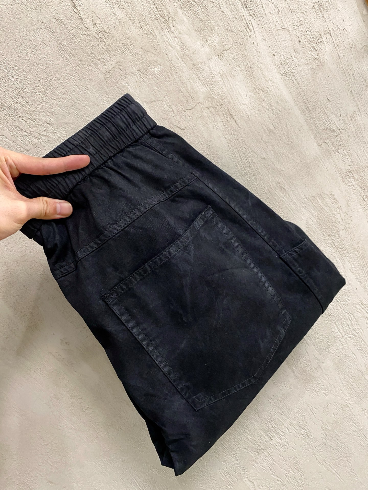 NO:917247,Moncler's 2026 new spring and summer cupro modal air-layer casual pants and sweatpants. The iconic brand logo is embroidered on the pants. Customized brand-engraved hardware accessories are provided to highlight the brand style. The imported fabrics are carefully made, soft, comfortable and breathable, fashionable and casual items, versatile and good-looking. Size: 29-36,,Moncler,19860909蒙口2026春夏新款铜氨丝莫代尔空气层休闲裤卫裤,裤身上刺绣标志性品牌标识,客供定制品牌刻印五金配件,彰显品牌格调,进口面料精心打造,柔软舒适透气,时尚休闲单品,百搭好看. 尺码:29-36,,Moncler,,Men's clothing