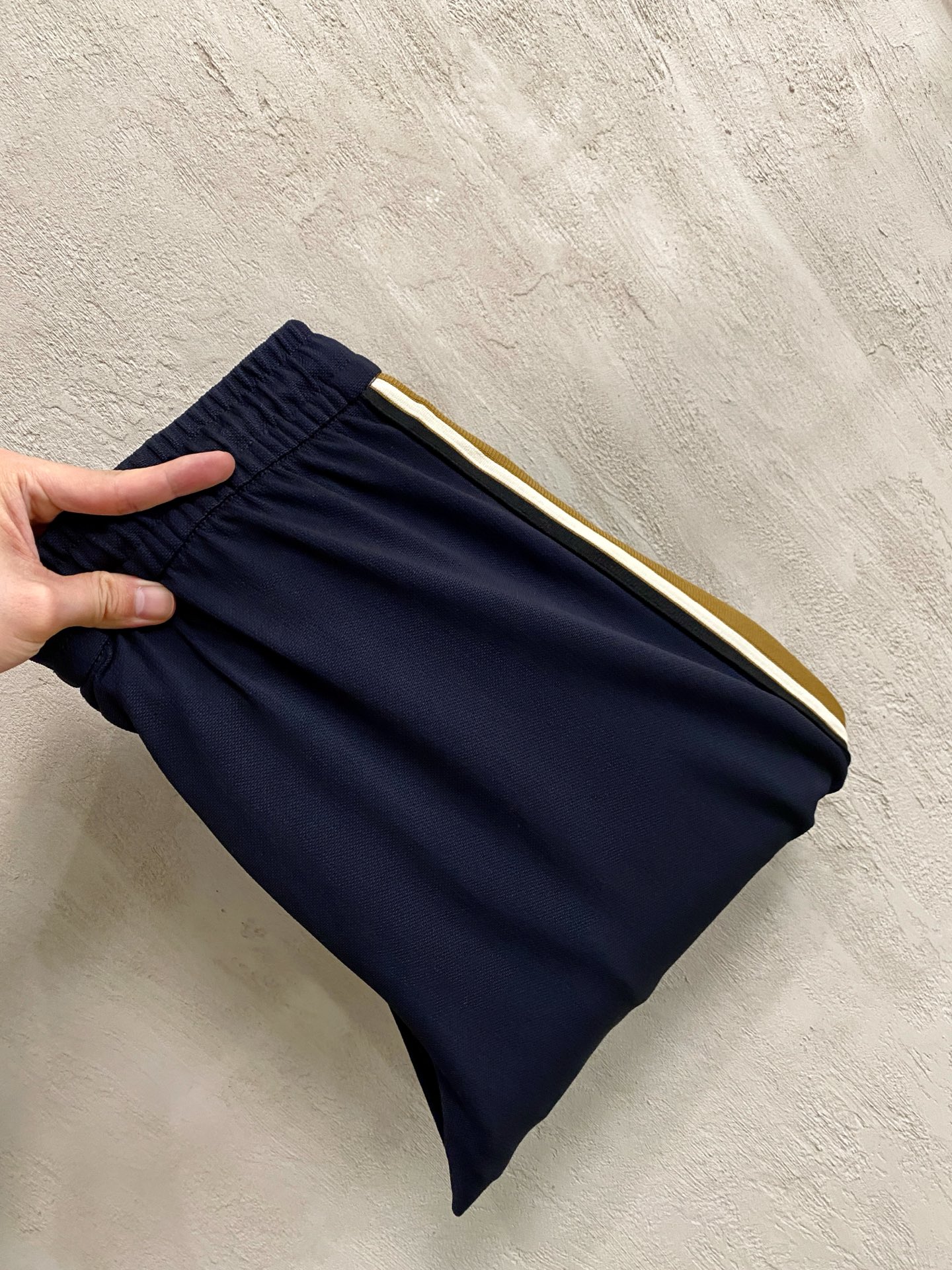 NO:917244,Loewe's 2026 spring and summer new cupro modal air-layer casual pants and sweatpants, with the iconic brand logo embroidered on the pants and customized brand-engraved hardware accessories, highlighting the brand style. The imported fabrics are carefully made, soft, comfortable and breathable, fashionable and casual items, versatile and good-looking. Size: M-4XL,, loewe,19860909罗意威2026春夏新款铜氨丝莫代尔空气层休闲裤卫裤,裤身上刺绣标志性品牌标识,客供定制品牌刻印五金配件,彰显品牌格调,进口面料精心打造,柔软舒适透气,时尚休闲单品,百搭好看. 尺码:M-4XL,,loewe,,Men's clothing