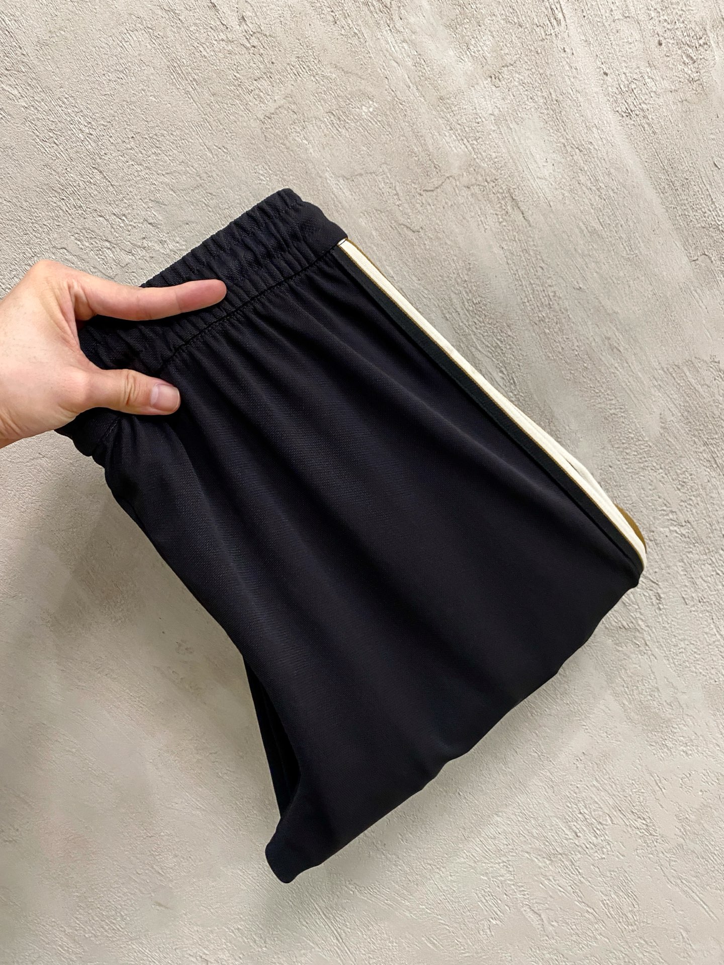 NO:917241,Loewe's 2026 spring and summer new cupro modal air layer casual pants and sweatpants. The iconic brand logo is embroidered on the pants. Customized brand-engraved hardware accessories are provided to highlight the brand style. The imported fabrics are carefully made, soft, comfortable and breathable, fashionable and casual items, versatile and good-looking. Size: M-4XL,, loewe,19860909罗意威2026春夏新款铜氨丝莫代尔空气层休闲裤卫裤,裤身上刺绣标志性品牌标识,客供定制品牌刻印五金配件,彰显品牌格调,进口面料精心打造,柔软舒适透气,时尚休闲单品,百搭好看. 尺码:M-4XL,,loewe,,Men's clothing