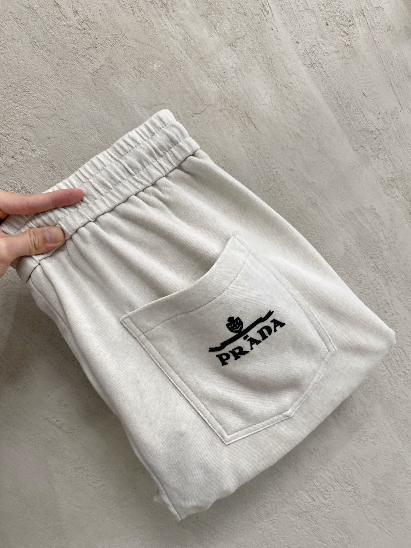NO:917230,Prada's new spring and summer 26ss casual pants golden classic appears again, original order high-quality fashionable casual pants. Super versatile style. Exclusive custom-made fabric, very wide and stylish, close-fitting and comfortable. The latest hardware accessories from the original custom counter. Super beautiful shape, the upper body shows slender legs, the lining and routing are impeccable, you can attend any occasion, and once again emphasize that the fabric is very, very classy! Code number 28-36 No 35,,prada,19860909普拉达 春夏新款 26ss休闲裤金典再次出现,原单订制高品质时尚休闲裤.超级百搭款.独家定制面料,挺阔有型,贴身舒适.原版定制专柜最新五金辅料.超靓版型、上身显腿修长,內里,走线都无可挑剔,任何场合都可出席,再次强调面料非常非常显档次！码数 28-36 无35,,prada,,Men's clothing