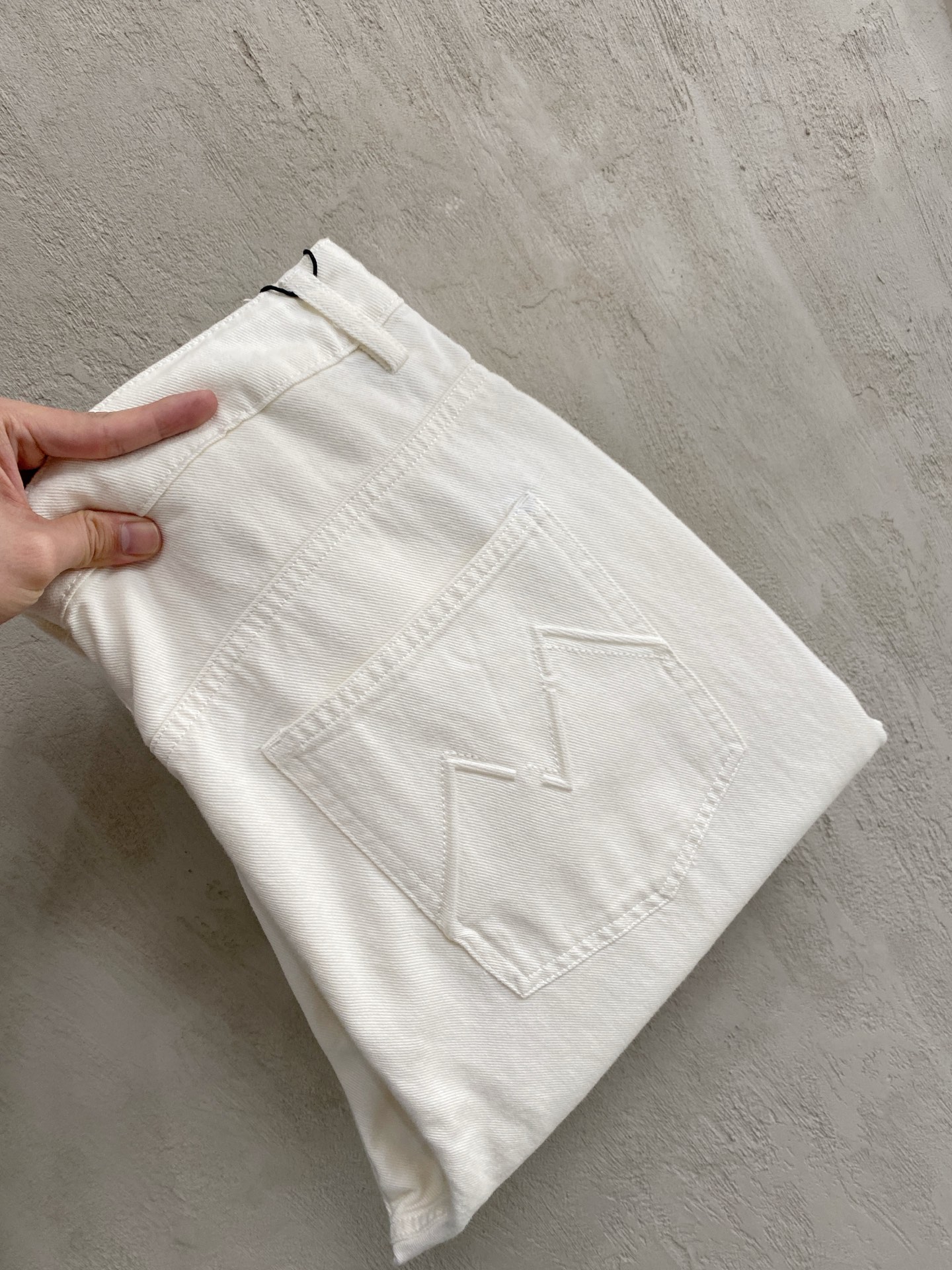 NO:917238,Saint Laurent's 2026 spring and summer new cupro modal air-layer casual pants and sweatpants. The iconic brand logo is embroidered on the pants. Customized brand-engraved hardware accessories are provided to highlight the brand style. The imported fabrics are carefully made, soft, comfortable and breathable, fashionable and casual items, versatile and good-looking. Sizes: 28-36 no 35,, saint laurent,19860909圣罗兰2026春夏新款铜氨丝莫代尔空气层休闲裤卫裤,裤身上刺绣标志性品牌标识,客供定制品牌刻印五金配件,彰显品牌格调,进口面料精心打造,柔软舒适透气,时尚休闲单品,百搭好看. 尺码:28-36无35,,saint laurent,,Men's clothing