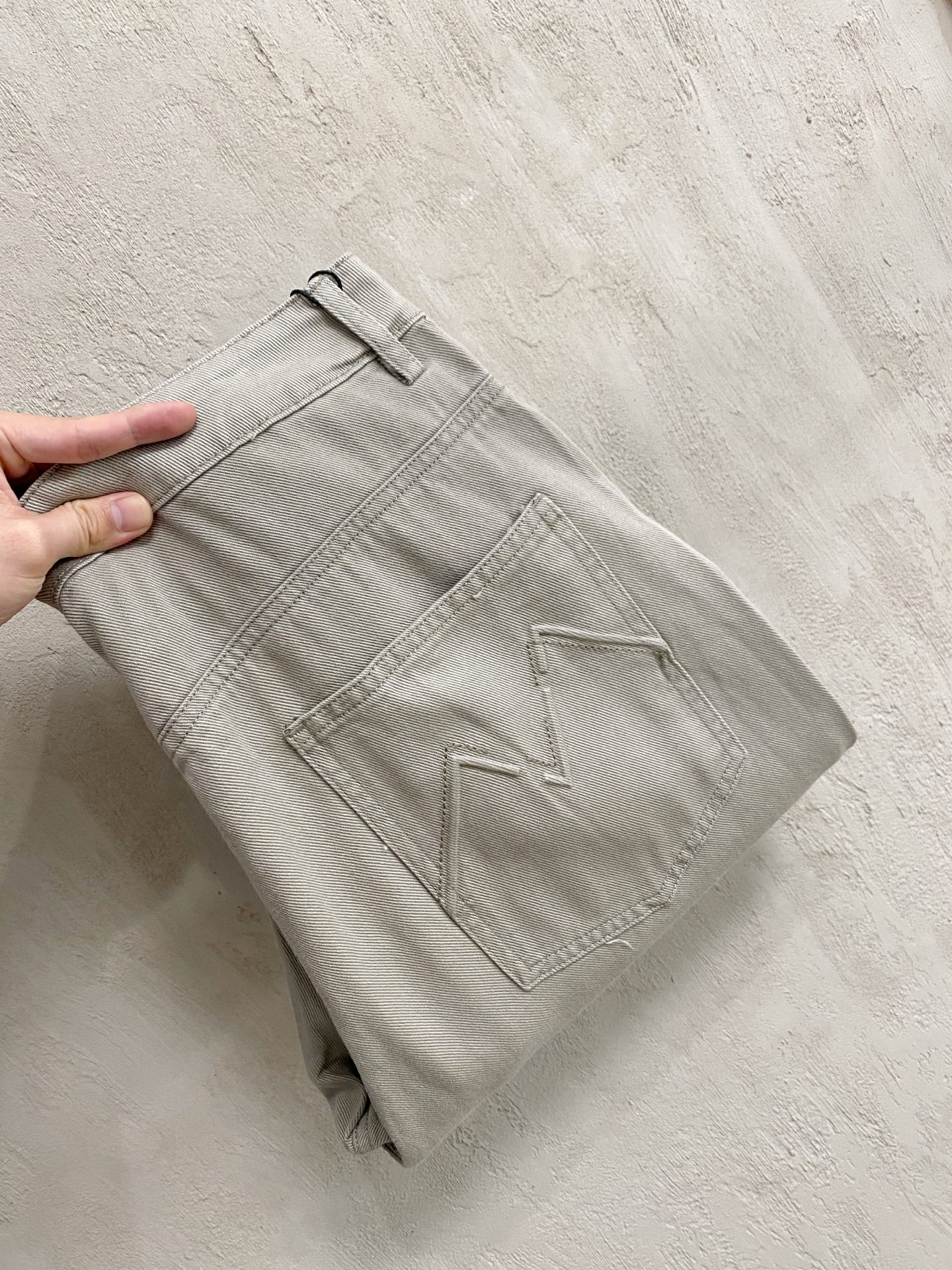 NO:917235,Saint Laurent's 2026 spring and summer new cupro modal air-layer casual pants and sweatpants. The iconic brand logo is embroidered on the pants. Customized brand-engraved hardware accessories are provided to highlight the brand style. The imported fabrics are carefully made, soft, comfortable and breathable, fashionable and casual items, versatile and good-looking. Sizes: 28-36 no 35,, saint laurent,19860909圣罗兰2026春夏新款铜氨丝莫代尔空气层休闲裤卫裤,裤身上刺绣标志性品牌标识,客供定制品牌刻印五金配件,彰显品牌格调,进口面料精心打造,柔软舒适透气,时尚休闲单品,百搭好看. 尺码:28-36无35,,saint laurent,,Men's clothing