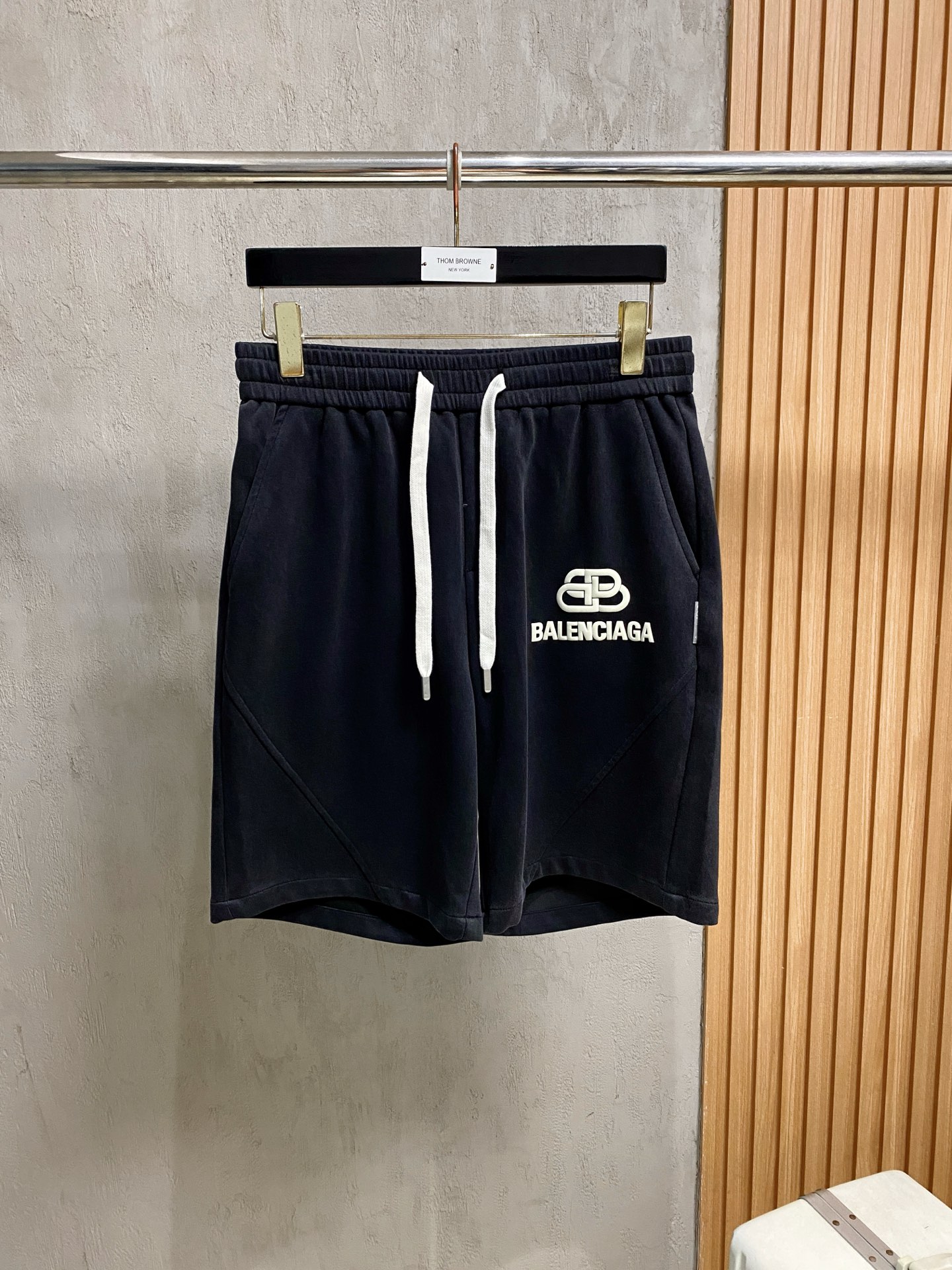 NO:917210,Balenciaga 2025 new summer men's casual shorts, advanced custom-made fabrics, breathable, elastic and highly comfortable, with impeccable details, top-grade accessories, original logo design concept, delicate and soft feel!  The upper body fit is awesome!  Sizes 28-36 no 35,,balenciaga,shorts,19860909巴黎世家 2025夏季新款男士休闲短裤,高级定制面料 透气弹力舒适度极高,细节无可挑剔,顶级辅料配备,原版logo设计理念,手感细腻柔软！上身版型超赞！尺码28-36无35,,balenciaga,shorts,,Men's clothing