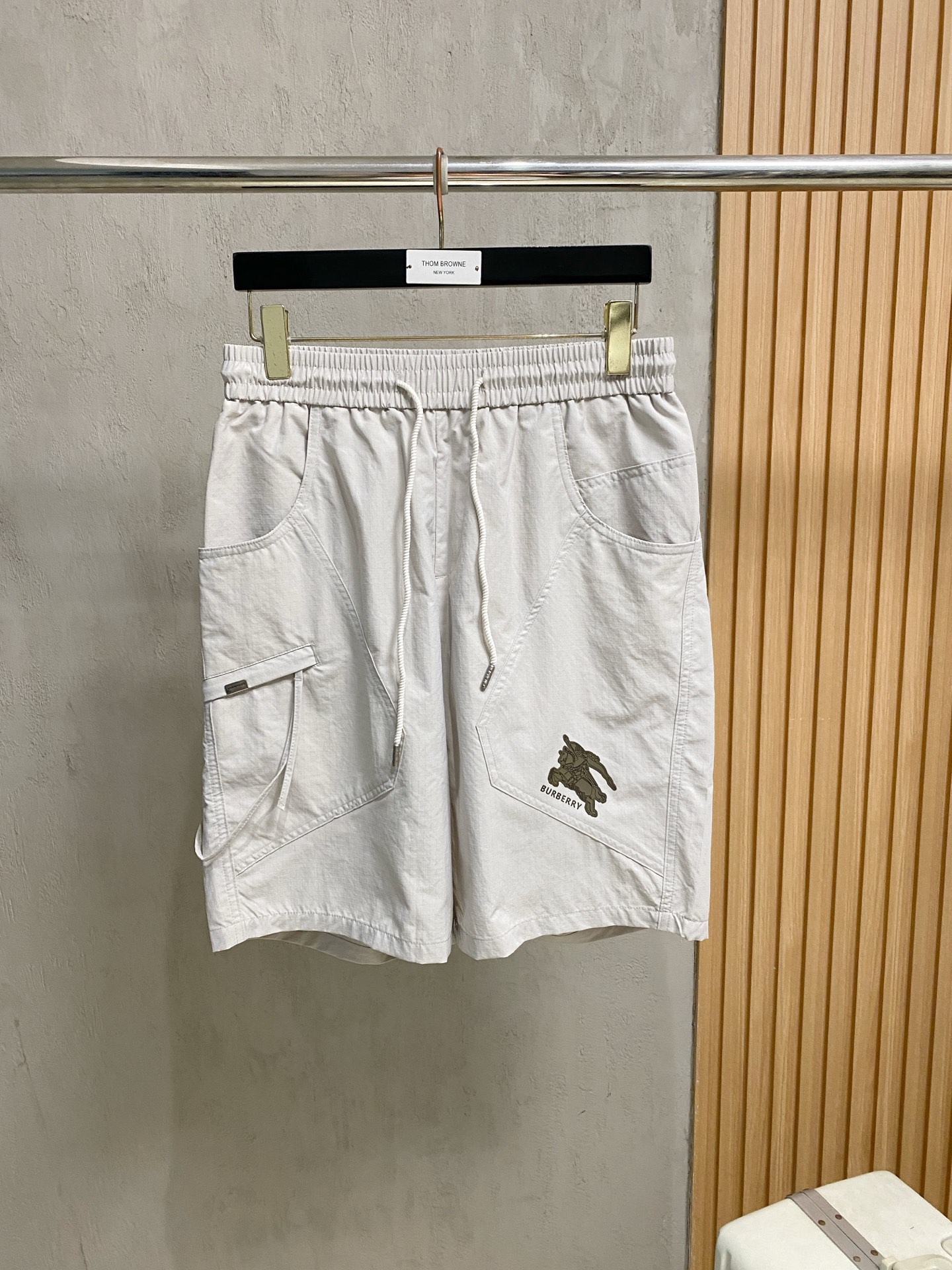 NO:917216,Burberry Shorts 26SS new spring and summer drawstring casual pants. These pants adopt the design of big brands to create a fashionable trend. The details are exquisite and in place, showing super high quality!  This trousers is made of imported nylon supplied by customers. The fabric feels silky and refreshing, has a super light texture, and has extremely strong breathability and moisture absorption properties. It is very cool and comfortable to wear in summer and will not feel stuffy. Such high-end fabrics are not comparable to those of low-end products on the market!  Just close your eyes and stop!  Sizes 28-36 no 35,,burberry,burberry,shorts,19860909Burberry巴宝莉短裤26SS春夏新款抽绳休闲裤,这款裤采用大牌的设计打造时尚潮流感,细节处理精致到位,展现超高的品质！ 这款裤装采用客供进口锦纶,面料手感丝滑清爽,超级轻薄的质感,透气与吸湿性能极为强大,夏天穿着非常凉爽舒适,不会觉得闷热,如此高端的面料不是一般市面LOW可以媲美的！赶紧闭眼收吧！ 尺码28-36无35,,burberry,burberry,shorts,,Men's clothing