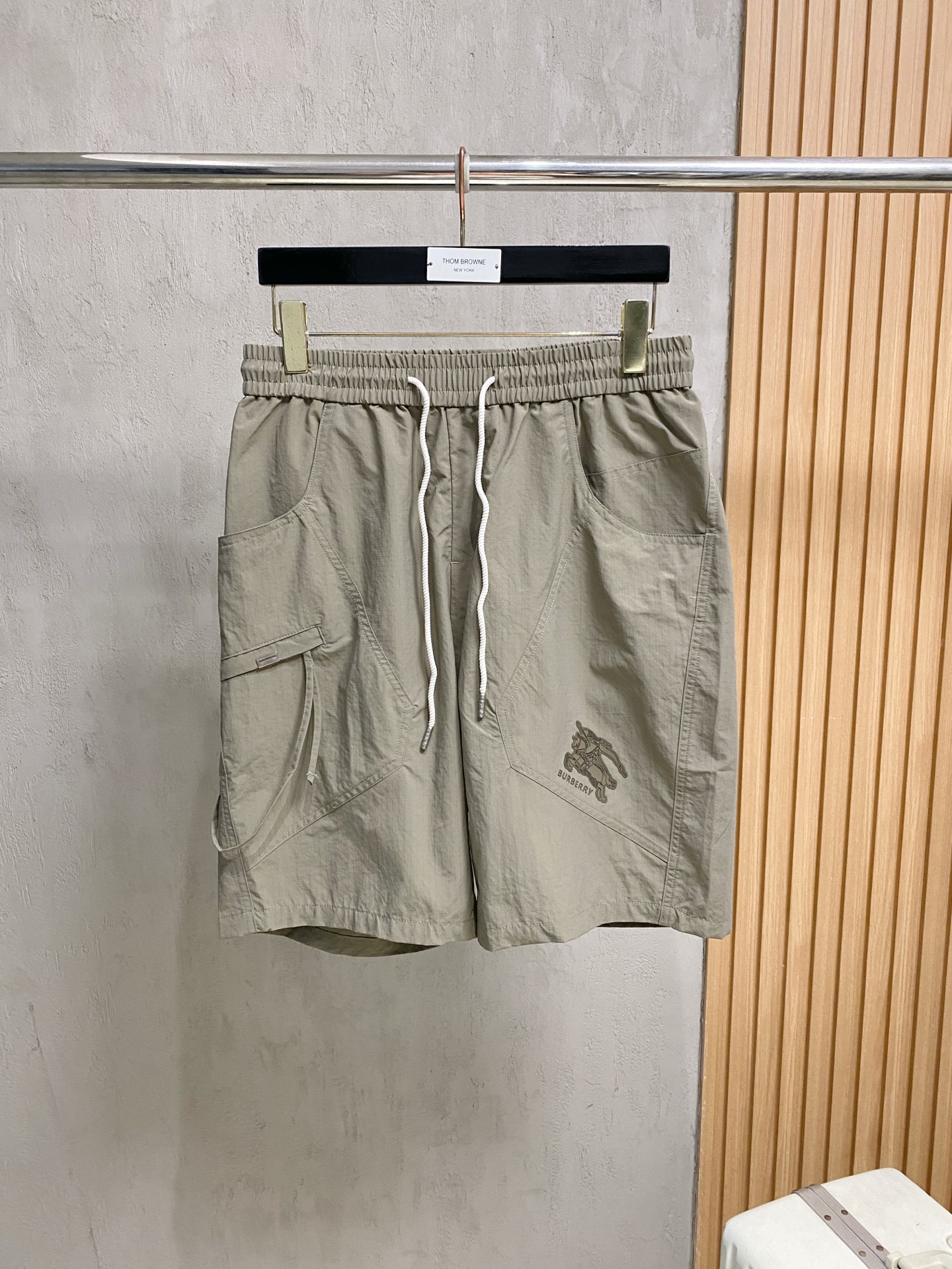 NO:917214,Burberry Shorts 26SS new spring and summer drawstring casual pants. These pants adopt the design of big brands to create a fashionable trend. The details are exquisite and in place, showing super high quality!  This trousers is made of imported nylon supplied by customers. The fabric feels silky and refreshing, has a super light texture, and has extremely strong breathability and moisture absorption properties. It is very cool and comfortable to wear in summer and will not feel stuffy. Such high-end fabrics are not comparable to those of low-end products on the market!  Just close your eyes and stop!  Sizes 28-36 no 35,,burberry,burberry,shorts,19860909Burberry巴宝莉短裤26SS春夏新款抽绳休闲裤,这款裤采用大牌的设计打造时尚潮流感,细节处理精致到位,展现超高的品质！ 这款裤装采用客供进口锦纶,面料手感丝滑清爽,超级轻薄的质感,透气与吸湿性能极为强大,夏天穿着非常凉爽舒适,不会觉得闷热,如此高端的面料不是一般市面LOW可以媲美的！赶紧闭眼收吧！ 尺码28-36无35,,burberry,burberry,shorts,,Men's clothing