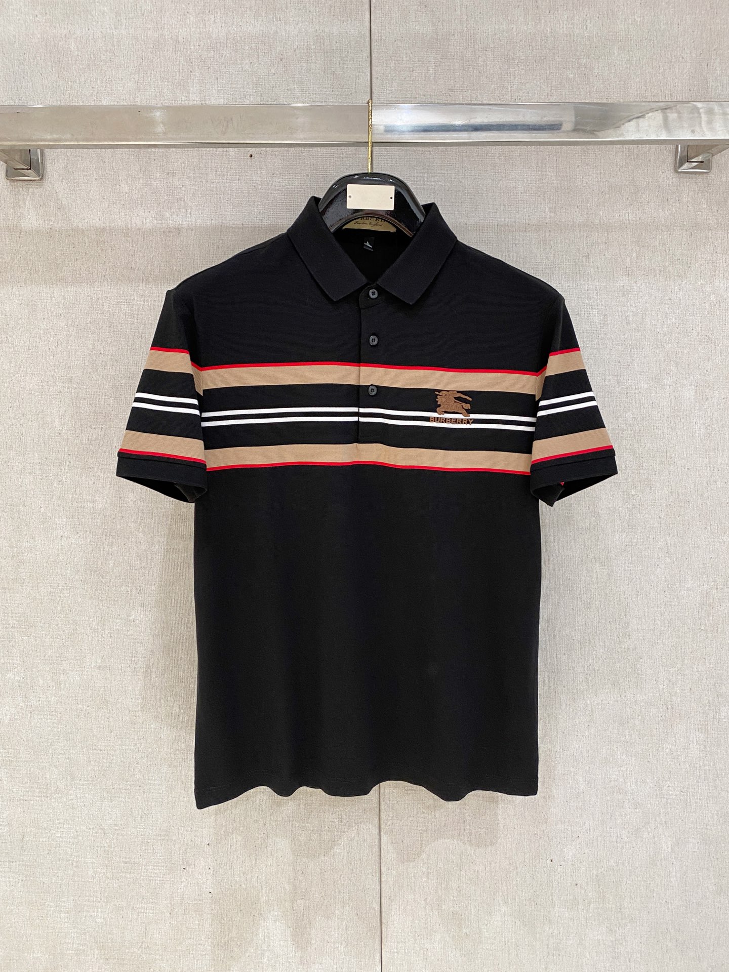 NO:872128,Burberry highly recommended!  Spring and summer new products are on sale at the counter. Fashionable high-end men's Polo - Logo on the chest, personalized and fashionable/Imported high-density mercerized pearls, extremely skin-friendly and comfortable. It feels very delicate, has a good texture, is cool and breathable, and is a very good overall piece. It can be worn alone without any problem. Size M-4Xl,, burberry,19860909巴宝莉 重磅推荐！春夏新品 专柜在售 时尚高端男装Polo-胸前Logo个性时尚/进口顶极高密度丝光珠地,极为亲肤舒适 摸上去非常的细腻,质感很好,凉爽透气,整体非常不错的一款,内搭单穿都完全没问题 尺码M-4Xl,,burberry,,Men's clothing
