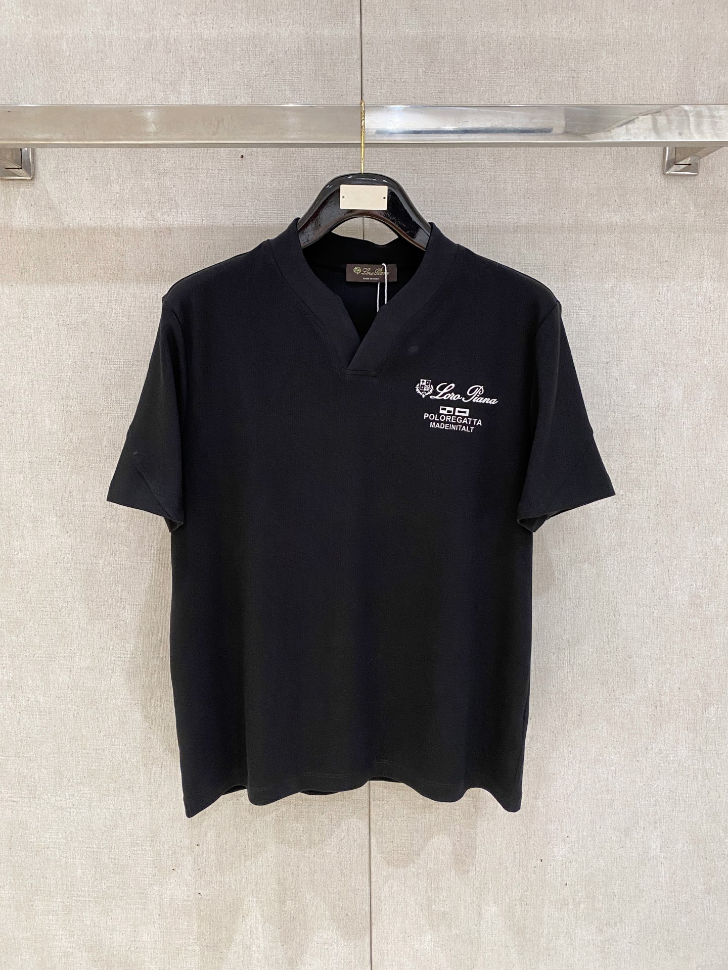 NO:872115,LP highly recommended!  Spring and summer new products are on sale at the counter. Fashionable and high-end men's Polo - Logo on the chest, personalized and fashionable/Imported top high-density mercerized pearls, extremely skin-friendly and comfortable. It feels very delicate, has a good texture, is cool and breathable, and is a very good overall piece. It can be worn alone without any problem. Sizes L-4XL, loro piana,19860909LP 重磅推荐！春夏新品 专柜在售 时尚高端男装Polo-胸前Logo个性时尚/进口顶极高密度丝光珠地,极为亲肤舒适 摸上去非常的细腻,质感很好,凉爽透气,整体非常不错的一款,内搭单穿都完全没问题 尺码 L-4XL,,loro piana,,Men's clothing