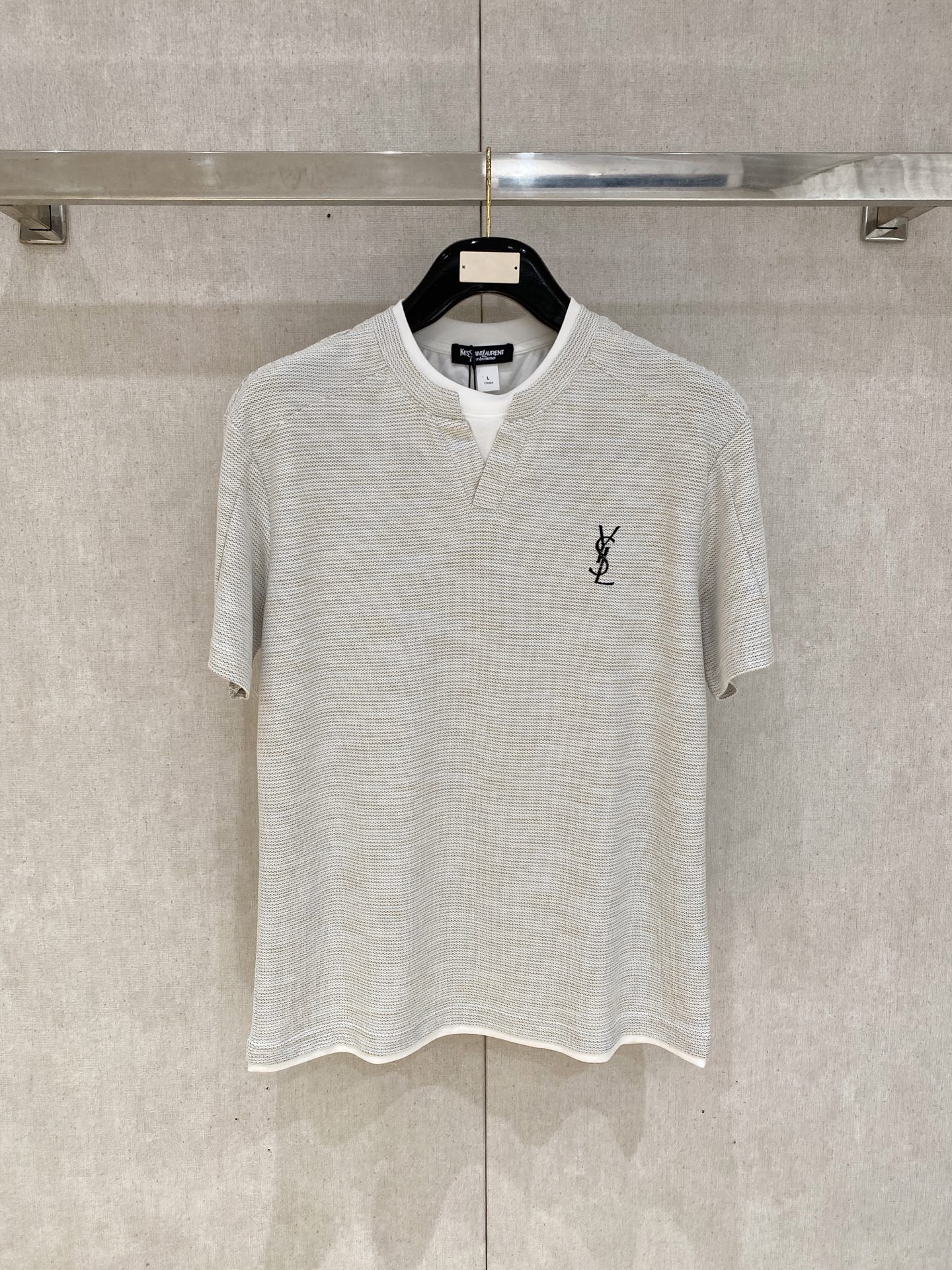 NO:872081,Saint Laurent 2026 new pure cotton men's casual bottoming short-sleeved T-shirt!  High-end customization, high version, fashionable and versatile, loose version, original imported cotton fabric, threaded cuffs, collar and hem, super soft and delicate to the touch, skin-friendly and comfortable to wear, high-end boutique. Avant-garde style, charming and comfortable, great upper body, essential items for men, complete with three standards, sizes M-4XL, saint laurent, T-shirt, tees, t-shirt,19860909圣罗兰 2026 新款纯棉男士休闲打底短袖T恤！高端定制 高版本 时尚百搭爆款宽松版型原版进口纯棉面料 螺纹袖口.领口衣摆 手感超柔软细腻 穿着亲肤舒适 高端精品.前卫风格魅力舒适, 上身非常赞 男士必备单品 三标齐全 尺码M-4XL,,saint laurent,T-shirt,tees，t-shirt,,Men's clothing