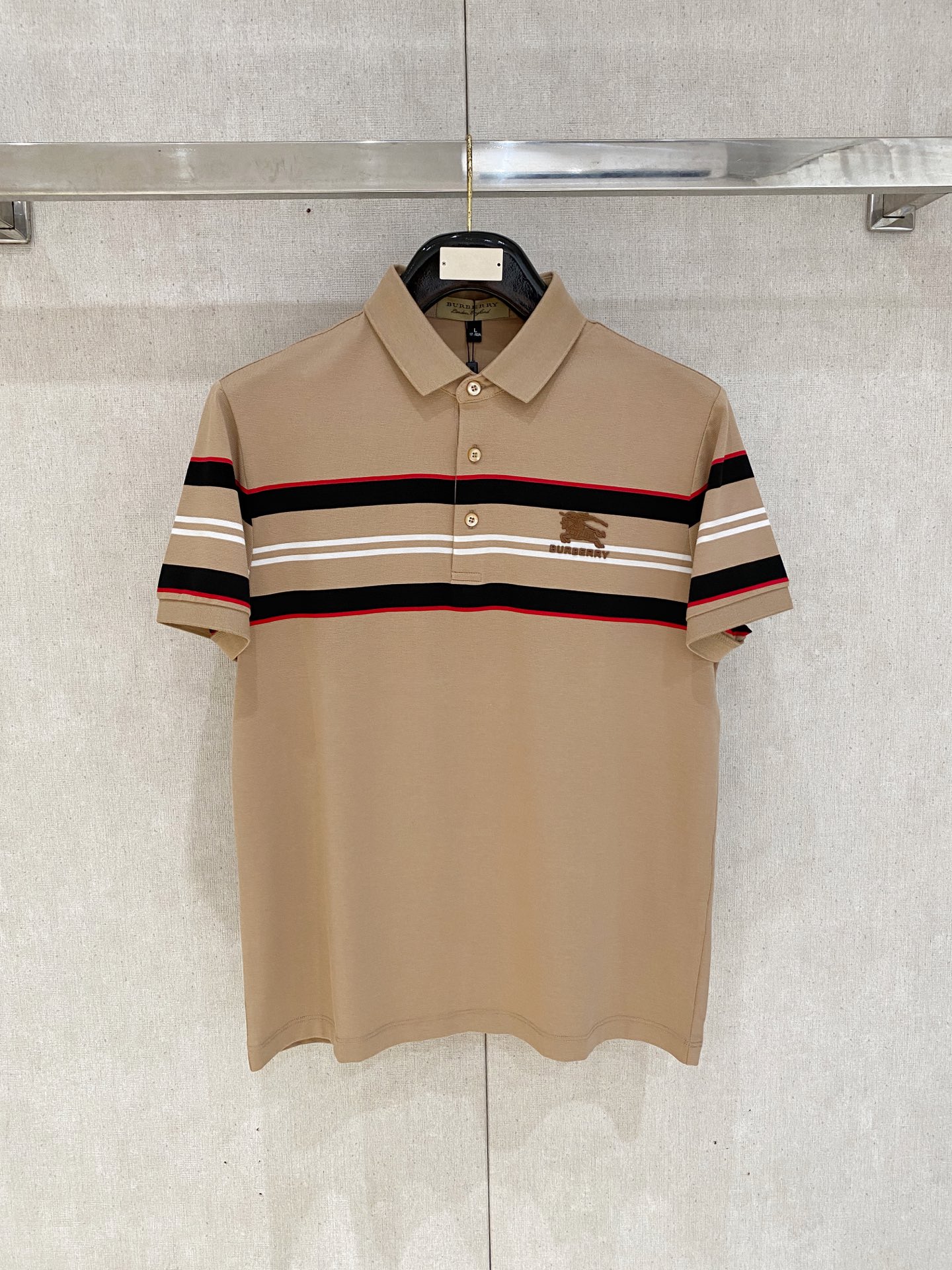 NO:872137,Burberry highly recommended!  Spring and summer new products are on sale at the counter. Fashionable high-end men's Polo - Logo on the chest, personalized and fashionable/Imported high-density mercerized pearls, extremely skin-friendly and comfortable. It feels very delicate, has a good texture, is cool and breathable, and is a very good overall piece. It can be worn alone without any problem. Size M-4Xl,, burberry,19860909巴宝莉 重磅推荐！春夏新品 专柜在售 时尚高端男装Polo-胸前Logo个性时尚/进口顶极高密度丝光珠地,极为亲肤舒适 摸上去非常的细腻,质感很好,凉爽透气,整体非常不错的一款,内搭单穿都完全没问题 尺码M-4Xl,,burberry,,Men's clothing