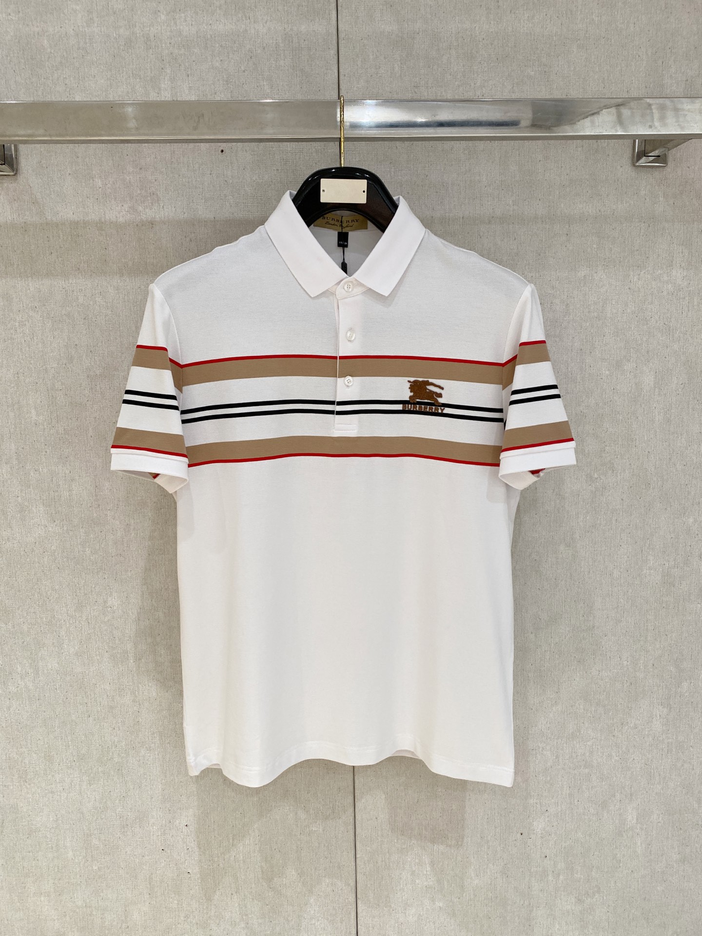 NO:872144,Burberry highly recommended!  Spring and summer new products are on sale at the counter. Fashionable high-end men's Polo - Logo on the chest, personalized and fashionable/Imported high-density mercerized pearls, extremely skin-friendly and comfortable. It feels very delicate, has a good texture, is cool and breathable, and is a very good overall piece. It can be worn alone without any problem. Size M-4Xl,, burberry,19860909巴宝莉 重磅推荐！春夏新品 专柜在售 时尚高端男装Polo-胸前Logo个性时尚/进口顶极高密度丝光珠地,极为亲肤舒适 摸上去非常的细腻,质感很好,凉爽透气,整体非常不错的一款,内搭单穿都完全没问题 尺码M-4Xl,,burberry,,Men's clothing