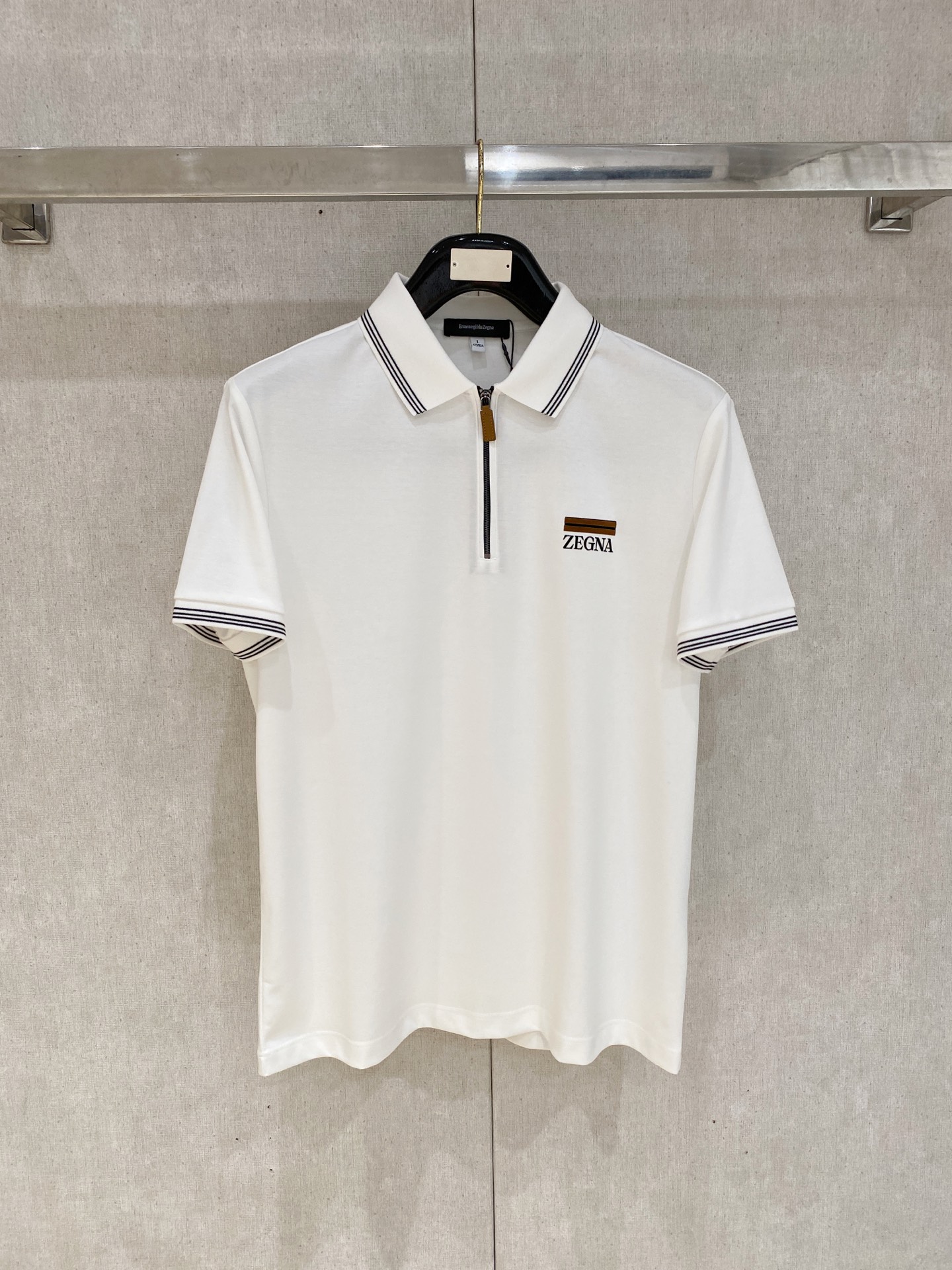 NO:872151,Ermenegildo Zegna highly recommended!  Spring and summer new products are on sale at the counter. Fashionable and high-end men's Polo - Logo on the chest, personalized and fashionable/Imported top-notch high-density mercerized pearls, extremely skin-friendly and comfortable. It feels very delicate, has a good texture, is cool and breathable, and is a very good overall piece. It can be worn alone without any problem. Size M-4Xl,,zegna,19860909杰尼亚 重磅推荐！春夏新品 专柜在售 时尚高端男装Polo-胸前Logo个性时尚/进口顶极高密度丝光珠地,极为亲肤舒适 摸上去非常的细腻,质感很好,凉爽透气,整体非常不错的一款,内搭单穿都完全没问题 尺码M-4Xl,,zegna,,Men's clothing