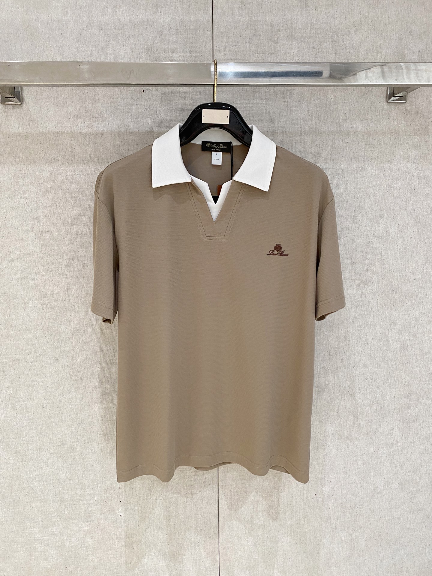 NO:872089,LP highly recommended!  Spring and summer new products are on sale at the counter. Fashionable and high-end men's Polo - Logo on the chest, personalized and fashionable/Imported top high-density mercerized pearls, extremely skin-friendly and comfortable. It feels very delicate, has a good texture, is cool and breathable, and is a very good overall piece. It can be worn alone without any problem. Sizes L-4XL, loro piana,19860909LP 重磅推荐！春夏新品 专柜在售 时尚高端男装Polo-胸前Logo个性时尚/进口顶极高密度丝光珠地,极为亲肤舒适 摸上去非常的细腻,质感很好,凉爽透气,整体非常不错的一款,内搭单穿都完全没问题 尺码 L-4XL,,loro piana,,Men's clothing
