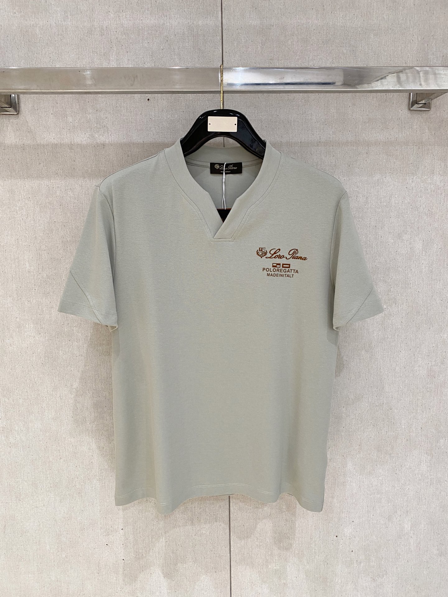 NO:872122,LP highly recommended!  Spring and summer new products are on sale at the counter. Fashionable high-end men's Polo - Logo on the chest, personalized and fashionable/Imported top high-density mercerized pearls, extremely skin-friendly and comfortable. It feels very delicate, has a good texture, is cool and breathable, and is a very good overall piece. It can be worn alone without any problem. Size M-4XL, loro piana,19860909LP 重磅推荐！春夏新品 专柜在售 时尚高端男装Polo-胸前Logo个性时尚/进口顶极高密度丝光珠地,极为亲肤舒适 摸上去非常的细腻,质感很好,凉爽透气,整体非常不错的一款,内搭单穿都完全没问题 尺码 M-4XL,,loro piana,,Men's clothing
