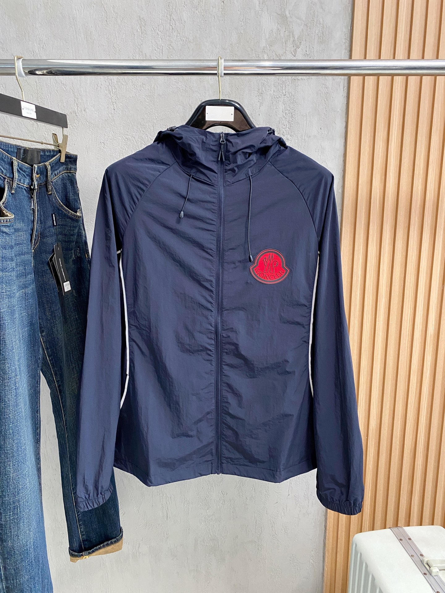 NO:938124,Mengkou channel boutique. 2026ss spring and summer new sportswear jacket, sun protection jacket!  The sun protection clothing is classic and adds a sense of fashion that keeps pace with the times. It is the best choice for handsome men and beautiful women. The new lightweight spun silk fiber nylon fabric is light and breathable. The quilting and dense weaving technology creates the unique thin strip structural details of the fabric, which is delicate and exquisite. It effectively prevents ultraviolet rays.  Radiant, with excellent breathability, comfortable and skin-friendly. The zipper placket and stand-up collar design add a sense of value. The logo print on the chest highlights the brand characteristics. The elastic cuffs and hem details are neat and detailed, adding a cutting-edge fashion sense. Bal*nci*ga  Tracksui's new high-end series of works creates the most outstanding sports and leisure system, the most convenient and comfortable feeling. Made of custom-supplied polyester fiber fabric, the perfect lightweight nylon model. Different from ordinary rough nylon materials, it feels smooth and delicate, light and comfortable. The aesthetic segmentation and cutting process combines both inside and outside.  Art, always maintain a perfect sports fashion and versatile style. Pay more attention to sporty design and versatile items! The logo design has a flawless craftsmanship, thick and full, soft and three-dimensional but not stiff, highlighting the low-key fashion and sports style. Size M-4XL, Moncler, jackets  & coats,jackets & coats,19860909蒙口 渠道精品.2026ss春夏新款运动服夹克防晒服外套！防晒衣经典之余增添了与时俱进的时尚感,型男靓女的最佳选择.新型轻量绢丝纤维尼龙面料,轻盈透气,绗缝密织技术造就面料的独有细条状结构细节,细腻精致.有效防止紫外线辐射,透气性绝佳,舒畅亲肤.拉链开合门襟,立领设计平添价值感取向.胸口标识印花彰显品牌特色.袖口,下摆弹力收口细节工整细致增添新锐前卫时尚感.Bal*nci*ga Tracksui全新高端系列作品,缔造最为出色的运动休闲体系,最为便捷舒适的感受.客供聚酯纤维面料打造,完美的轻质尼龙款.区别于一般的粗质尼龙质,手感质感顺滑细腻,轻盈舒适.内外兼具的美感分割裁剪工艺,时刻保持完美的运动时尚百搭造型.更加的注重运动化设计百搭单品!标识徽标设计拥有完美无瑕的工艺机制,厚实饱满,柔软立体不生硬,彰显低调的时尚运动风格.码数M-4XL,,Moncler,jackets & coats,jackets & coats,,Men's clothing
