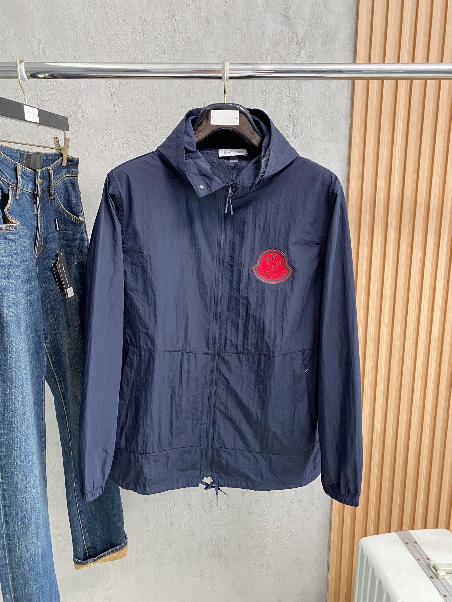 NO:938116,Mengkou channel boutique. 2026ss spring and summer new sportswear jacket, sun protection jacket!  The sun protection clothing is classic and adds a sense of fashion that keeps pace with the times. It is the best choice for handsome men and beautiful women. The new lightweight spun silk fiber nylon fabric is light and breathable. The quilting and dense weaving technology creates the unique thin strip structural details of the fabric, which is delicate and exquisite. It effectively prevents ultraviolet rays.  Radiant, with excellent breathability, comfortable and skin-friendly. The zipper placket and stand-up collar design add a sense of value. The logo print on the chest highlights the brand characteristics. The elastic cuffs and hem details are neat and detailed, adding a cutting-edge fashion sense. Bal*nci*ga  Tracksui's new high-end series of works creates the most outstanding sports and leisure system, the most convenient and comfortable feeling. Made of custom-supplied polyester fiber fabric, the perfect lightweight nylon model. Different from ordinary rough nylon materials, it feels smooth and delicate, light and comfortable. The aesthetic segmentation and cutting process combines both inside and outside.  Art, always maintain a perfect sports fashion and versatile style. Pay more attention to sporty design and versatile items! The logo design has a flawless craftsmanship, thick and full, soft and three-dimensional but not stiff, highlighting the low-key fashion and sports style. Size M-4XL, Moncler, jackets  & coats,jackets & coats,19860909蒙口 渠道精品.2026ss春夏新款运动服夹克防晒服外套！防晒衣经典之余增添了与时俱进的时尚感,型男靓女的最佳选择.新型轻量绢丝纤维尼龙面料,轻盈透气,绗缝密织技术造就面料的独有细条状结构细节,细腻精致.有效防止紫外线辐射,透气性绝佳,舒畅亲肤.拉链开合门襟,立领设计平添价值感取向.胸口标识印花彰显品牌特色.袖口,下摆弹力收口细节工整细致增添新锐前卫时尚感.Bal*nci*ga Tracksui全新高端系列作品,缔造最为出色的运动休闲体系,最为便捷舒适的感受.客供聚酯纤维面料打造,完美的轻质尼龙款.区别于一般的粗质尼龙质,手感质感顺滑细腻,轻盈舒适.内外兼具的美感分割裁剪工艺,时刻保持完美的运动时尚百搭造型.更加的注重运动化设计百搭单品!标识徽标设计拥有完美无瑕的工艺机制,厚实饱满,柔软立体不生硬,彰显低调的时尚运动风格.码数M-4XL,,Moncler,jackets & coats,jackets & coats,,Men's clothing