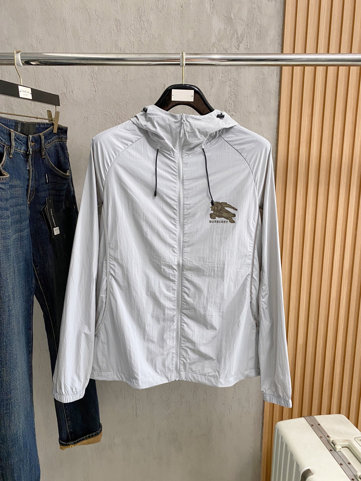 NO:938114,Burberry channel boutique. 2026ss new spring and summer sportswear jackets and sun protection jackets!  The sun protection clothing is classic and adds a sense of fashion that keeps pace with the times. It is the best choice for handsome men and beautiful women. The new lightweight spun silk fiber nylon fabric is light and breathable. The quilting and dense weaving technology creates the unique thin strip structural details of the fabric, which is delicate and exquisite. It effectively prevents ultraviolet rays.  Radiant, with excellent breathability, comfortable and skin-friendly. The zipper placket and stand-up collar design add a sense of value. The logo print on the chest highlights the brand characteristics. The elastic cuffs and hem details are neat and detailed, adding a cutting-edge fashion sense. Bal*nci*ga  Tracksui's new high-end series of works creates the most outstanding sports and leisure system, the most convenient and comfortable feeling. Made of custom-supplied polyester fiber fabric, perfect lightweight nylon. Different from ordinary rough nylon, it feels smooth and delicate, light and comfortable. The aesthetic split cutting process combines both inside and outside.  , always maintain a perfect sports fashion and versatile style. Pay more attention to sporty design and versatile items! The logo design has a flawless craftsmanship, thick and full, soft and three-dimensional but not stiff, highlighting the low-key fashion and sports style. Size M-4Xl,, burberry, jackets  & coats,jackets & coats,19860909巴宝莉 渠道精品.2026ss春夏新款运动服夹克防晒服外套！防晒衣经典之余增添了与时俱进的时尚感,型男靓女的最佳选择.新型轻量绢丝纤维尼龙面料,轻盈透气,绗缝密织技术造就面料的独有细条状结构细节,细腻精致.有效防止紫外线辐射,透气性绝佳,舒畅亲肤.拉链开合门襟,立领设计平添价值感取向.胸口标识印花彰显品牌特色.袖口,下摆弹力收口细节工整细致增添新锐前卫时尚感.Bal*nci*ga Tracksui全新高端系列作品,缔造最为出色的运动休闲体系,最为便捷舒适的感受.客供聚酯纤维面料打造,完美的轻质尼龙款.区别于一般的粗质尼龙质,手感质感顺滑细腻,轻盈舒适.内外兼具的美感分割裁剪工艺,时刻保持完美的运动时尚百搭造型.更加的注重运动化设计百搭单品!标识徽标设计拥有完美无瑕的工艺机制,厚实饱满,柔软立体不生硬,彰显低调的时尚运动风格.码数M-4Xl,,burberry,jackets & coats,jackets & coats,,Men's clothing
