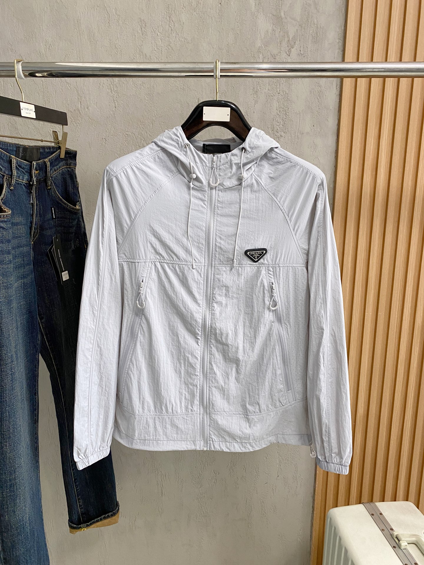 NO:938118,Prada sun protection jacket, a classic functional casual jacket with a zipper and waterproof design, the sun protection fabric is harmonious and fashionable without any sense of inconsistency, the Asia-Pacific region order is from Taiwan Foreign Trade Company, the original order is from Italy, the material is exquisite and delicate, and it seems to be patented, high quality  The design is in harmony with modern people's lifestyle. Not only the materials, colors and styles, but also the life philosophy behind the design are in line with modern people's dual mentality of pursuing practicality and fashionable beauty. It achieves a perfect balance between function and aesthetics. It is not only a display of fashion trends, but also a  The ultimate in modern aesthetics. P-DA's vision is not limited to the fashion industry. Art, architecture, film and philosophy are also indispensable components of the core value of the P-DA brand. It is an alternative style - a style that is flamboyant, cool, mature, free and avant-garde.  Size M-4XL,,prada,jackets & coats,19860909普拉达 防晒衣 经典款机能休闲外套拉链防水设计、防晒面料和谐又时尚没有违和感、亚太地区订单台湾外贸公司原单货产地意大利、材质精致细腻似乎是专利品质上乘 的设计与现代人生活形态水乳相融,不仅在材料、颜色与款式工夫,设计背后的生活哲学正巧契合现代人追求切身实用与流行美观的双重心态,在机能与美学之间取得完美平衡,不但是时尚潮流的展现,更是现代美学的极致.P拉达的视野并没有局限在时尚产业之内艺术、建筑、电影和哲学也都是P-DA品牌核心价值中不可或缺的组成部分、的另一种选择替代风格——是一个风格张扬、炫酷、成熟、自由而前卫 尺码M-4XL,,prada,jackets & coats,,Men's clothing