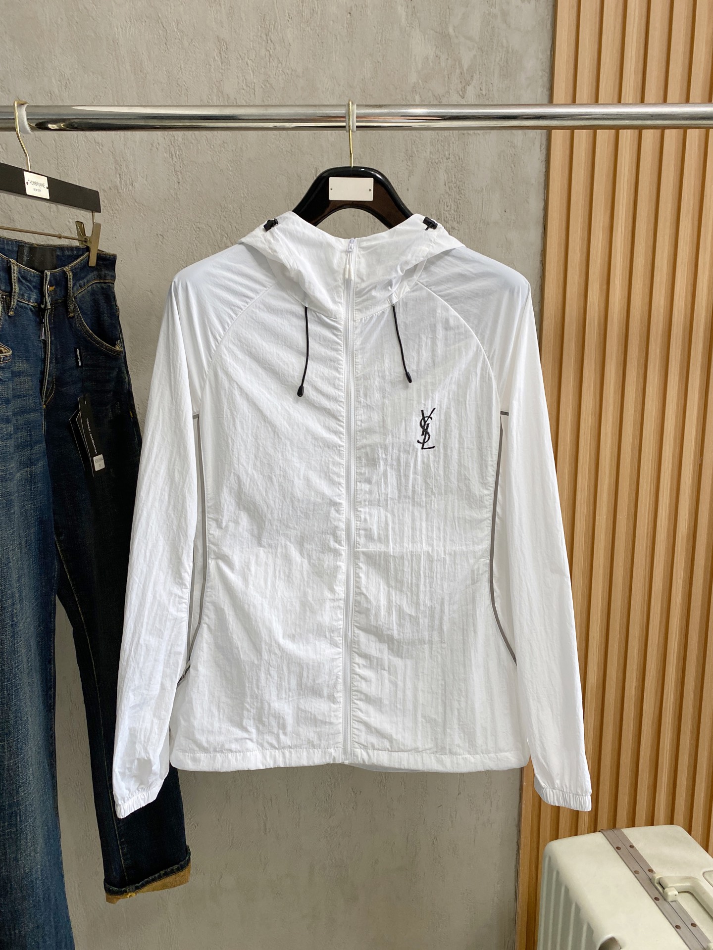 NO:938120,圣罗兰 渠道精品.2026ss春夏新款运动服夹克防晒服外套！  The sun protection clothing is classic and adds a sense of fashion that keeps pace with the times. It is the best choice for handsome men and beautiful women. The new lightweight spun silk fiber nylon fabric is light and breathable. The quilting and dense weaving technology creates the unique thin strip structural details of the fabric, which is delicate and exquisite. It effectively prevents ultraviolet rays.  Radiant, with excellent breathability, comfortable and skin-friendly. The zipper placket and stand-up collar design add a sense of value. The logo print on the chest highlights the brand characteristics. The elastic cuffs and hem details are neat and detailed, adding a cutting-edge fashion sense. Bal*nci*ga  Tracksui's new high-end series of works creates the best sports and leisure system, the most convenient and comfortable feeling. Made of custom-supplied polyester fiber fabric, the perfect lightweight nylon model. Different from ordinary rough nylon materials, it feels smooth and delicate, light and comfortable. It has the beauty of both inside and outside.  The split cutting process always maintains a perfect sports fashion and versatile shape. Pay more attention to the sporty design of versatile items! The logo design has a flawless craftsmanship, thick and full, soft and three-dimensional without being stiff, highlighting the low-key fashion and sports style. Size M-4XL, saint  laurent,jackets & coats,jackets & coats,19860909圣罗兰 渠道精品.2026ss春夏新款运动服夹克防晒服外套！防晒衣经典之余增添了与时俱进的时尚感,型男靓女的最佳选择.新型轻量绢丝纤维尼龙面料,轻盈透气,绗缝密织技术造就面料的独有细条状结构细节,细腻精致.有效防止紫外线辐射,透气性绝佳,舒畅亲肤.拉链开合门襟,立领设计平添价值感取向.胸口标识印花彰显品牌特色.袖口,下摆弹力收口细节工整细致增添新锐前卫时尚感.Bal*nci*ga Tracksui全新高端系列作品,缔造最为出色的运动休闲体系,最为便捷舒适的感受.客供聚酯纤维面料打造,完美的轻质尼龙款.区别于一般的粗质尼龙质,手感质感顺滑细腻,轻盈舒适.内外兼具的美感分割裁剪工艺,时刻保持完美的运动时尚百搭造型.更加的注重运动化设计百搭单品!标识徽标设计拥有完美无瑕的工艺机制,厚实饱满,柔软立体不生硬,彰显低调的时尚运动风格.码数M-4XL,,saint laurent,jackets & coats,jackets & coats,,Men's clothing