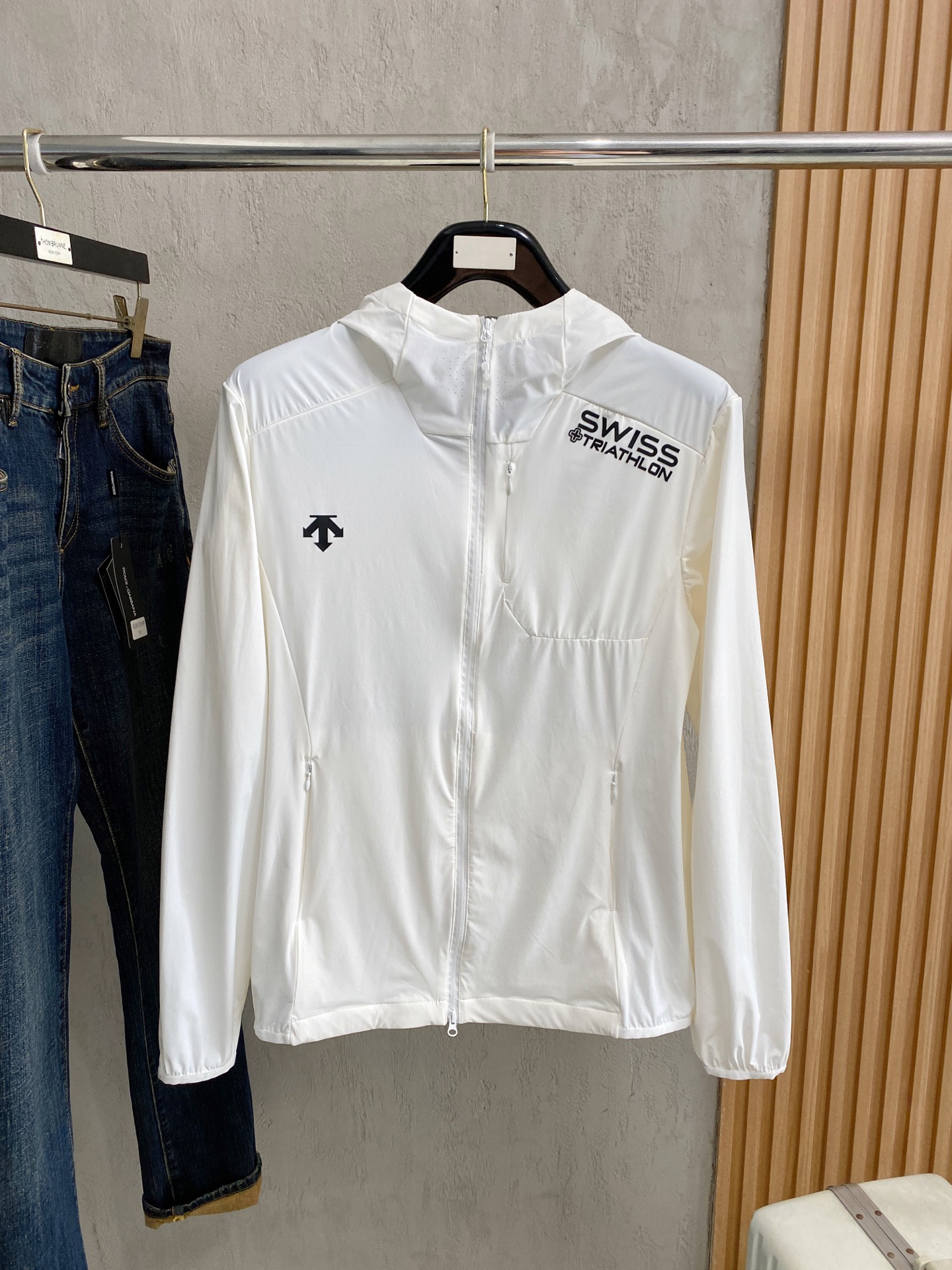 NO:938122,[New product] Descente channel boutique. 2026ss spring and summer new sportswear jacket, sun protection jacket!  The sun protection clothing is classic and adds a sense of fashion that keeps pace with the times. It is the best choice for handsome men and beautiful women. The new lightweight spun silk fiber nylon fabric is light and breathable. The quilting and dense weaving technology creates the unique thin strip structural details of the fabric, which is delicate and exquisite. It effectively prevents ultraviolet rays.  Radiant, with excellent breathability, comfortable and skin-friendly. The zipper placket and stand-up collar design add a sense of value. The logo print on the chest highlights the brand characteristics. The elastic cuffs and hem details are neat and detailed, adding a cutting-edge fashion sense. Bal*nci*ga  Tracksui's new high-end series of works creates the best sports and leisure system, the most convenient and comfortable feeling. Made of custom-supplied polyester fiber fabric, the perfect lightweight nylon model. Different from ordinary rough nylon materials, it feels smooth and delicate, light and comfortable. It has an aesthetic feeling both inside and outside.  The cutting process always maintains a perfect sports fashion and versatile shape. Pay more attention to the sporty design of versatile items! The logo design has a flawless craftsmanship, thick and full, soft and three-dimensional without being stiff, highlighting the low-key fashion and sports style. Size M-4XL,,jackets  & coats,jackets & coats,19860909【新品】迪桑特 渠道精品.2026ss春夏新款运动服夹克防晒服外套！防晒衣经典之余增添了与时俱进的时尚感,型男靓女的最佳选择.新型轻量绢丝纤维尼龙面料,轻盈透气,绗缝密织技术造就面料的独有细条状结构细节,细腻精致.有效防止紫外线辐射,透气性绝佳,舒畅亲肤.拉链开合门襟,立领设计平添价值感取向.胸口标识印花彰显品牌特色.袖口,下摆弹力收口细节工整细致增添新锐前卫时尚感.Bal*nci*ga Tracksui全新高端系列作品,缔造最为出色的运动休闲体系,最为便捷舒适的感受.客供聚酯纤维面料打造,完美的轻质尼龙款.区别于一般的粗质尼龙质,手感质感顺滑细腻,轻盈舒适.内外兼具的美感分割裁剪工艺,时刻保持完美的运动时尚百搭造型.更加的注重运动化设计百搭单品!标识徽标设计拥有完美无瑕的工艺机制,厚实饱满,柔软立体不生硬,彰显低调的时尚运动风格.码数M-4XL,,jackets & coats,jackets & coats,,Men's clothing