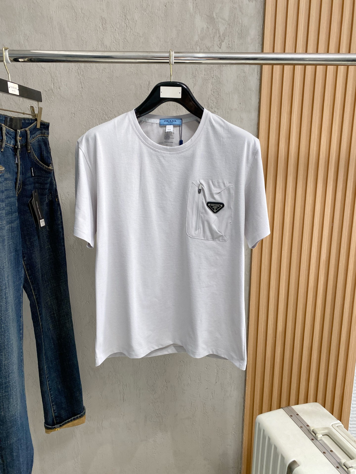 NO:938112,Prada round neck 2026 new double yarn pure cotton men's casual bottoming short-sleeved T-shirt!  High-end customization, high version, fashionable and versatile, loose version, original imported 300g double-strand pure cotton fabric, threaded cuffs, collar and hem, super soft and delicate to the touch, skin-friendly and comfortable to wear, high-end boutique. Avant-garde style, charming and comfortable, great upper body, men's must-have items, three complete standards, sizes M-4XL, prada, T-shirt, tees, t-shirt,19860909普拉达 圆领 2026 新款双纱纯棉男士休闲打底短袖T恤！高端定制 高版本 时尚百搭爆款宽松版型原版进口300克双股纯棉面料 螺纹袖口.领口衣摆 手感超柔软细腻 穿着亲肤舒适 高端精品.前卫风格魅力舒适, 上身非常赞 男士必备单品 三标齐全 尺码M-4XL,,prada,T-shirt,tees，t-shirt,,Men's clothing