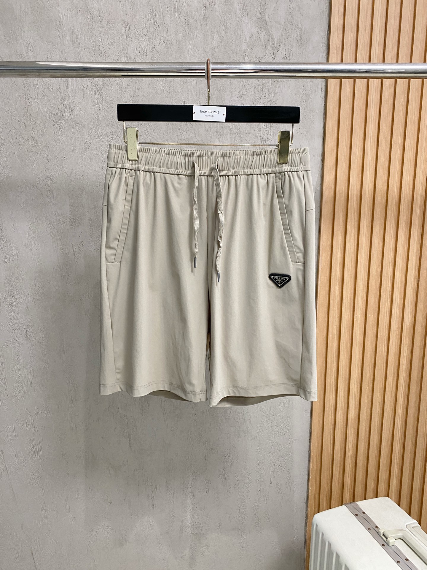 NO:938110,Prada 2026 new summer men's casual shorts, advanced custom-made fabrics, breathable, elastic and extremely comfortable, with impeccable details, top-grade accessories, original logo design concept, delicate and soft feel!  The upper body fit is awesome!  Size M-4XL,,prada,shorts,19860909普拉达 2026夏季新款男士休闲短裤,高级定制面料 透气弹力舒适度极高,细节无可挑剔,顶级辅料配备,原版logo设计理念,手感细腻柔软！上身版型超赞！尺码M-4XL,,prada,shorts,,Men's clothing