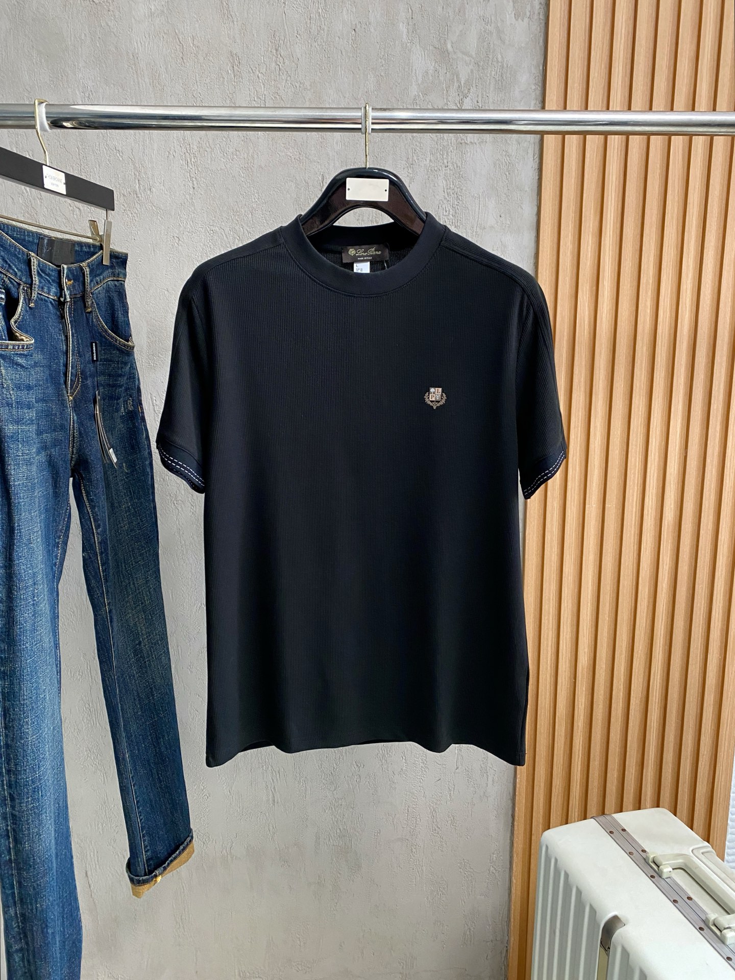 NO:916365,140LP new pure cotton men's casual bottoming short-sleeved T-shirt!  High-end customization, high version, fashionable and versatile, loose version, original imported cotton fabric, threaded cuffs, collar and hem, super soft and delicate to the touch, skin-friendly and comfortable to wear, high-end boutique. Avant-garde style, charming and comfortable, great upper body, essential items for men, complete with three standards, sizes M-4XL, loro piana, T-shirt, tees, t-shirt,19860909140LP 新款纯棉男士休闲打底短袖T恤！高端定制 高版本 时尚百搭爆款宽松版型原版进口纯棉面料 螺纹袖口.领口衣摆 手感超柔软细腻 穿着亲肤舒适 高端精品.前卫风格魅力舒适, 上身非常赞 男士必备单品 三标齐全 尺码M-4XL,,loro piana,T-shirt,tees，t-shirt,,Men's clothing
