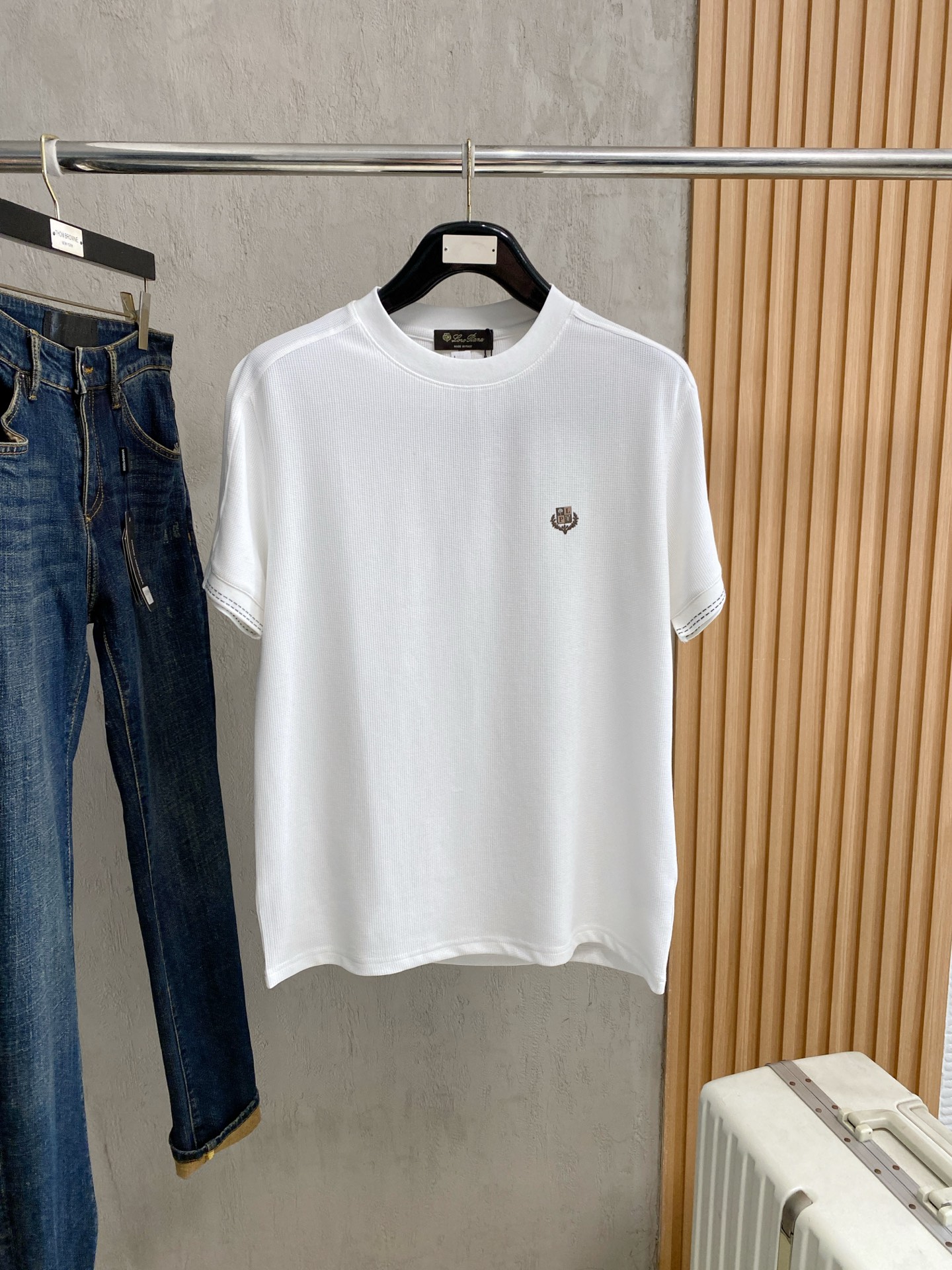 NO:916339,140 LP new pure cotton men's casual bottoming short-sleeved T-shirt!  High-end customization, high version, fashionable and versatile, loose version, original imported cotton fabric, threaded cuffs, collar and hem, super soft and delicate to the touch, skin-friendly and comfortable to wear, high-end boutique. Avant-garde style, charming and comfortable, great upper body, essential items for men, complete with three standards, sizes M-4XL, loro piana, T-shirt, tees, t-shirt,19860909140 LP 新款纯棉男士休闲打底短袖T恤！高端定制 高版本 时尚百搭爆款宽松版型原版进口纯棉面料 螺纹袖口.领口衣摆 手感超柔软细腻 穿着亲肤舒适 高端精品.前卫风格魅力舒适, 上身非常赞 男士必备单品 三标齐全 尺码M-4XL,,loro piana,T-shirt,tees，t-shirt,,Men's clothing