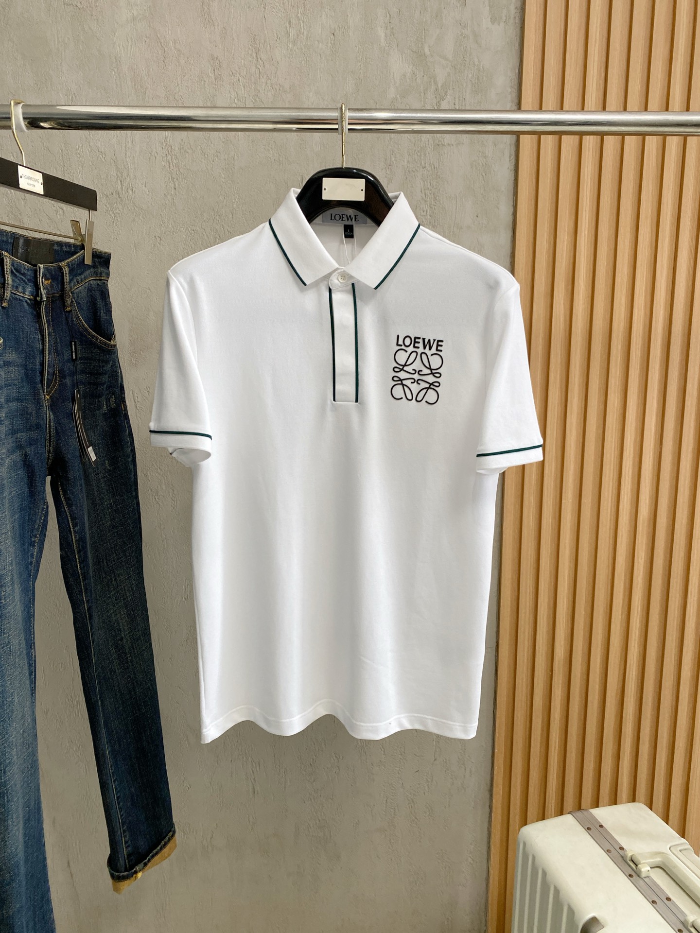 NO:916350,Loewe's 2026 spring and summer new men's top short-sleeved T-shirt polo brand's latest design elements!  It’s neither monotonous nor complicated, just the right amount to show off your taste!  Customized Yilite top original exclusive fabrics for customers!  Breathability, comfort and breathability are not a problem at all, and the unique luxury feel of the fabric presents a simple and elegant temperament!  The matching design has the brand’s unique style charm!  Standard cut design!  Every detail is in sync with high-end fashion. Sizes: M-4XL multi-color, loewe, T-shirt, tees, t-shirt,19860909罗意威2026春夏新款男士顶级短袖T恤polo品牌最新设计元素！既不单调也不复杂,恰到好处的展现品味！客供定制伊力特顶级原版专属面料！透气舒适透气根本不在话下,面料独具的高奢感呈现简约优雅气质！搭配设计极具品牌独特风格魅力！标准裁剪设计！每一处细节都是与高端时尚同步的体现.尺码:M-4XL 多色,,loewe,T-shirt,tees，t-shirt,,Men's clothing
