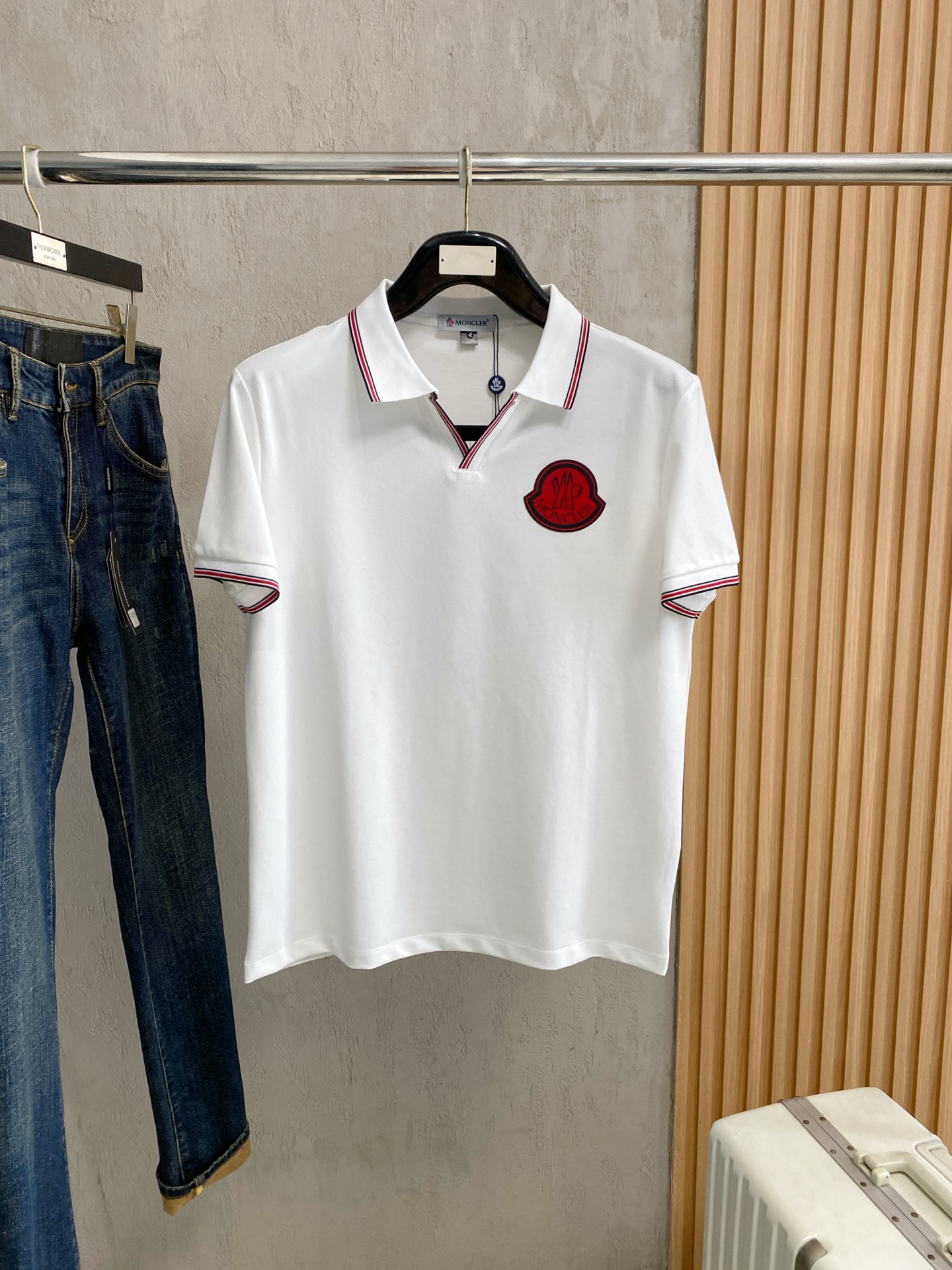 NO:916353,Meng Mouth Highly Recommended!  Spring and summer new products are on sale at the counter. Fashionable high-end men's Polo - Logo on the chest, personalized and fashionable/Imported high-density mercerized pearls, extremely skin-friendly and comfortable. It feels very delicate, has a good texture, is cool and breathable, and is a very good overall piece. It can be worn alone without any problem. Sizes M-3XL, Moncler,19860909蒙口 重磅推荐！春夏新品 专柜在售 时尚高端男装Polo-胸前Logo个性时尚/进口顶极高密度丝光珠地,极为亲肤舒适 摸上去非常的细腻,质感很好,凉爽透气,整体非常不错的一款,内搭单穿都完全没问题 尺码M-3XL,,Moncler,,Men's clothing