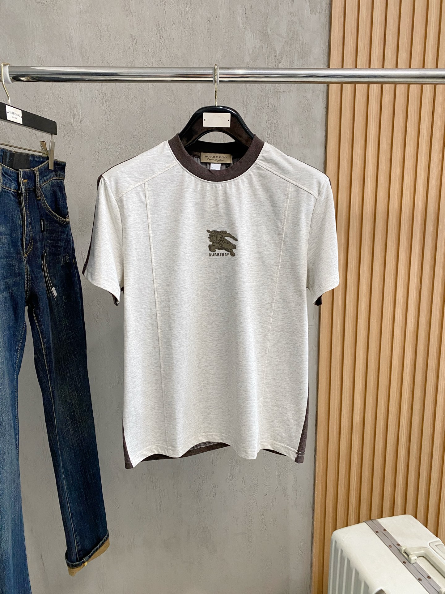 NO:916362,Burberry round neck 2026 new double yarn pure cotton men's casual bottoming short-sleeved T-shirt!  High-end customization, high version, fashionable and versatile, loose version, original imported 300g double-ply cotton fabric, threaded cuffs, collar and hem, super soft and delicate to the touch, skin-friendly and comfortable to wear, high-end boutique. Avant-garde style, charming and comfortable, great upper body, men's must-have items, complete with three standards, sizes M-4XL, burberry, T-shirt, tees, t-shirt,19860909巴宝莉圆领 2026 新款双纱纯棉男士休闲打底短袖T恤！高端定制 高版本 时尚百搭爆款宽松版型原版进口300克双股纯棉面料 螺纹袖口.领口衣摆 手感超柔软细腻 穿着亲肤舒适 高端精品.前卫风格魅力舒适, 上身非常赞 男士必备单品 三标齐全 尺码M-4XL,,burberry,T-shirt,tees，t-shirt,,Men's clothing