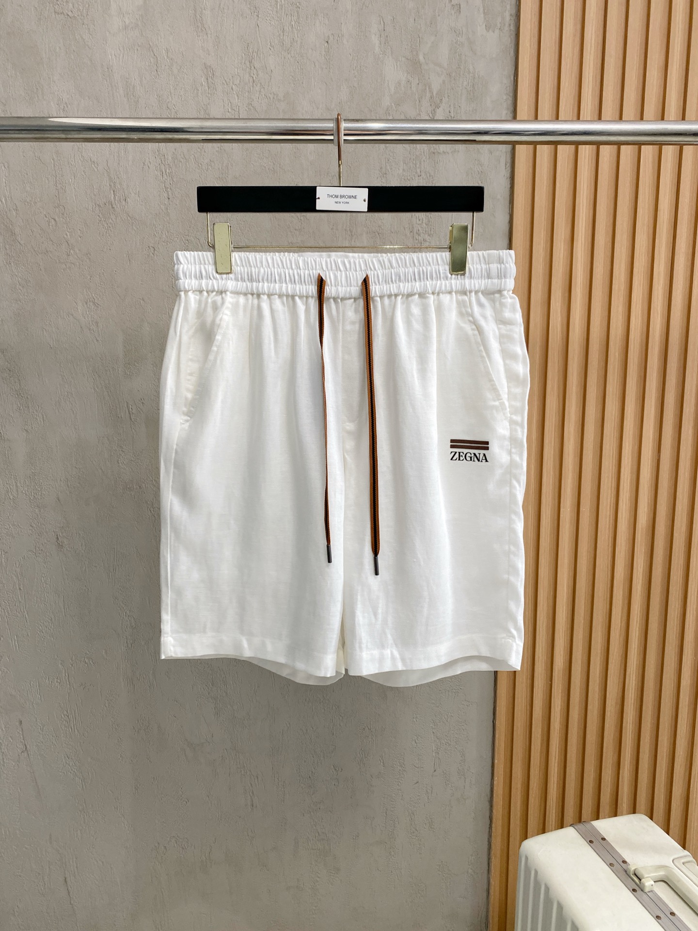 NO:916356,Ermenegildo Zegna's new spring and summer cotton and linen pants 26ss casual pants golden classic appears again, original order high-quality fashionable casual pants. Super versatile style. Exclusive customized fabric, very wide and stylish, close-fitting and comfortable. Original custom counter latest hardware accessories. Super beautiful version, upper body shows slender legs, lining and routing are impeccable, can be attended in any occasion, once again emphasize that the fabric is very, very classy! Size M-3Xl,,zegna,19860909杰尼亚 春夏新款棉麻裤 26ss休闲裤金典再次出现,原单订制高品质时尚休闲裤.超级百搭款.独家定制面料,挺阔有型,贴身舒适.原版定制专柜最新五金辅料.超靓版型、上身显腿修长,內里,走线都无可挑剔,任何场合都可出席,再次强调面料非常非常显档次！码数 M-3Xl,,zegna,,Men's clothing