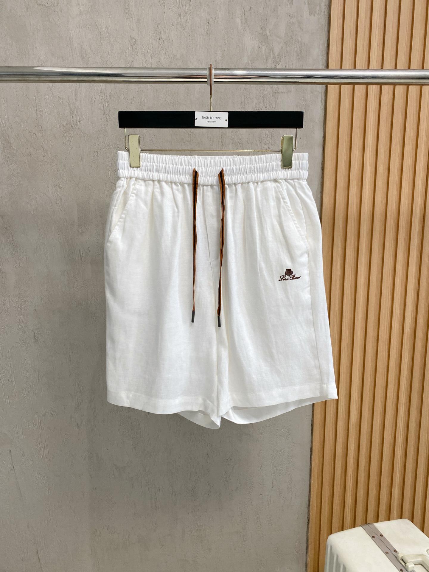 NO:916359,LP spring and summer new cotton and linen pants 26ss casual pants golden classic appears again, original order high-quality fashionable casual pants. Super versatile style. Exclusive customized fabric, very wide and stylish, close-fitting and comfortable. Original custom counter latest hardware accessories. Super beautiful version, the upper body shows slender legs, the lining and routing are impeccable, you can attend any occasion, once again emphasize that the fabric is very, very classy! Size M-3Xl,,loro piana,19860909LP 春夏新款棉麻裤 26ss休闲裤金典再次出现,原单订制高品质时尚休闲裤.超级百搭款.独家定制面料,挺阔有型,贴身舒适.原版定制专柜最新五金辅料.超靓版型、上身显腿修长,內里,走线都无可挑剔,任何场合都可出席,再次强调面料非常非常显档次！码数 M-3Xl,,loro piana,,Men's clothing