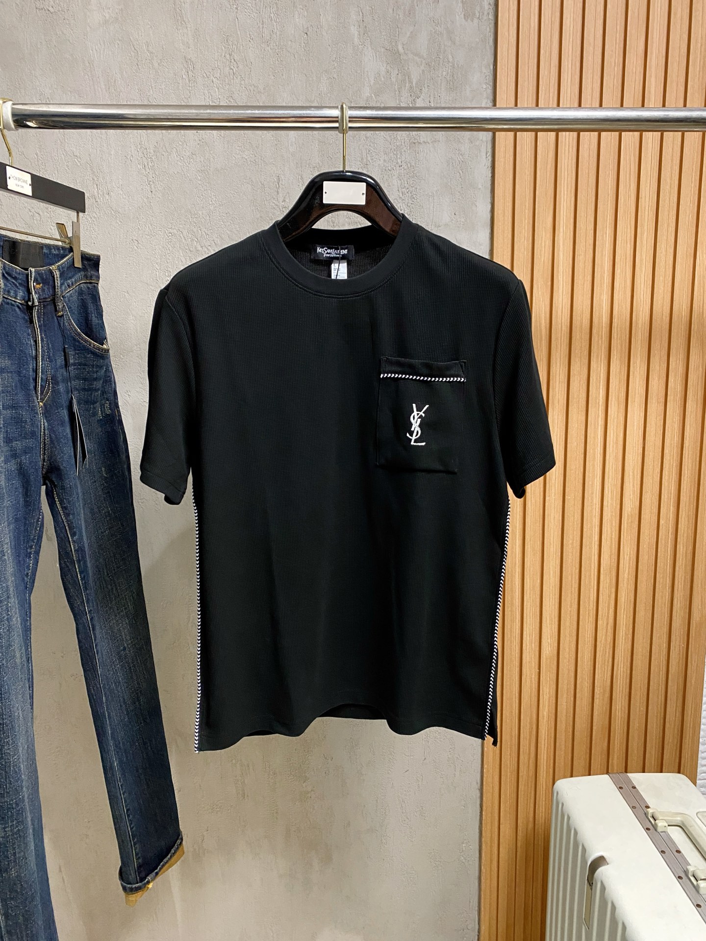 NO:916347,Saint Laurent 2026 new pure cotton men's casual bottoming short-sleeved T-shirt!  High-end customization, high version, fashionable and versatile, loose version, original imported cotton fabric, threaded cuffs, collar and hem, super soft and delicate to the touch, skin-friendly and comfortable to wear, high-end boutique. Avant-garde style, charming and comfortable, great upper body, essential items for men, complete with three standards, sizes M-4XL, saint laurent, T-shirt, tees, t-shirt,19860909圣罗兰 2026 新款纯棉男士休闲打底短袖T恤！高端定制 高版本 时尚百搭爆款宽松版型原版进口纯棉面料 螺纹袖口.领口衣摆 手感超柔软细腻 穿着亲肤舒适 高端精品.前卫风格魅力舒适, 上身非常赞 男士必备单品 三标齐全 尺码M-4XL,,saint laurent,T-shirt,tees，t-shirt,,Men's clothing
