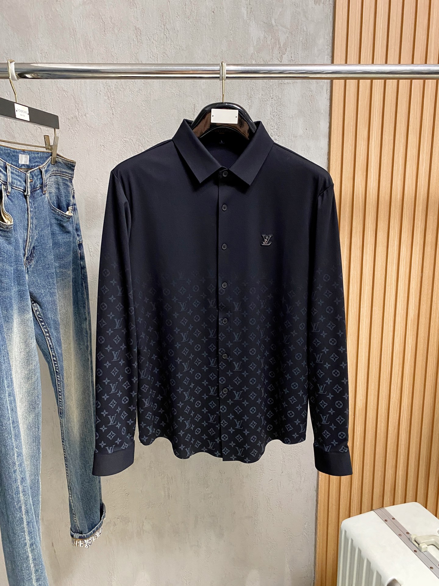 NO:904461,Louis Vuitton LV 2026ss autumn new polo lapel long-sleeved series. Customized top-notch cool nylon seamless shirt!  1:1 design with heavy craftsmanship, embellished with logos of fashionable big-name elements, great upper body shape, fine, comfortable and breathable fabrics, super good-looking and a must-have for fashionable men with any combination!  Size M-4xl (model weighs 178/145 pounds, upper body size L),,louis vuitton,louis vuitton,shirts,19860909路易威登 Lv 2026ss秋季新款polo翻领长袖 系列.定制顶级冰爽锦氨无痕衬衫！重工艺1:1设计,时尚大牌元素logo点缀,上身版型超赞,面料细腻舒适透气,随意搭配都超级好看时尚型男必备款哦！尺码M-4xl (模特178/145斤上身L码),,louis vuitton,louis vuitton,shirts,,Men's clothing