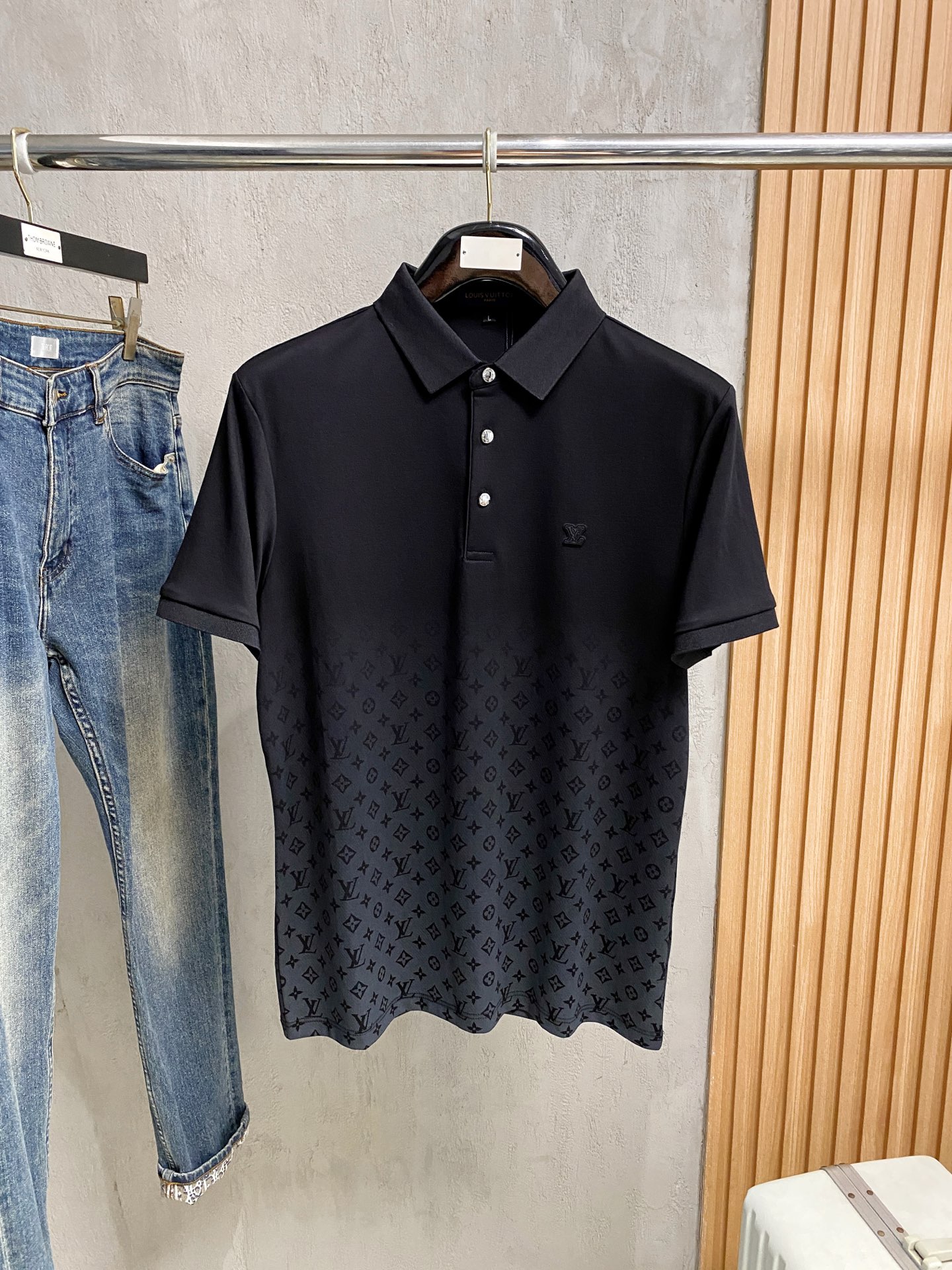 NO:904454,Lv 26ss summer new letter logo men's lapel polo shirt!  Classic business men's style, the ceiling-level business men's style of high-end men's clothing!  Simple and fashionable yet elegant, it looks great when worn alone, and quality control/details control can be taken away with your eyes closed. It is low-key, luxurious and connotative!  The custom-woven mesh pique cotton fabric supplied by the customer is carefully made. The mesh texture is evenly arranged on the surface of the fabric. It has excellent breathability and heat dissipation and perspiration. The upper body comfort is completely better than ordinary single-sided jersey tissue!  The classic brand LOGO on the chest is made with top-notch craftsmanship. The LOGO is three-dimensional, clear and full, and has extraordinary texture. Whether it is worn as an inner layer or worn alone, it is a classic product!  The exquisite tailoring process, every detail is handled very standard and delicately, which cannot be compared with other low-end products on the market. It is a must-have basic and versatile Polo shirt for men!  Various colors, sizes M-4xl, Louis Vuitton,19860909Lv 26ss夏季新款字母logo男士翻领Polo衫！经典商务男款,高端男装的天花板级别的商务男款！简约时尚大气不失优雅,单穿内搭体面过人,品质控/细节控的闭眼带走,低调又奢华有内涵！ 客供定织网眼珠地棉布精心制成,面料表面排列均匀整齐的网眼纹理,透气性和散热排汗性极佳,上身舒适程度完全优于普通单面汗布组织！胸前经典的品牌LOGO标识,采用顶级工艺打造,LOGO立体清晰饱满,质感非凡的特质,无论是内搭还是单穿都是一款经典领域的产品！精妙绝伦的裁剪工艺,每一个细节处理的非常标准细腻,非市面一般LOW货可以媲美的,男士必入基础百搭款Polo衫推荐！ 颜色多颜色 尺码M-4xl,,louis vuitton,,Men's clothing