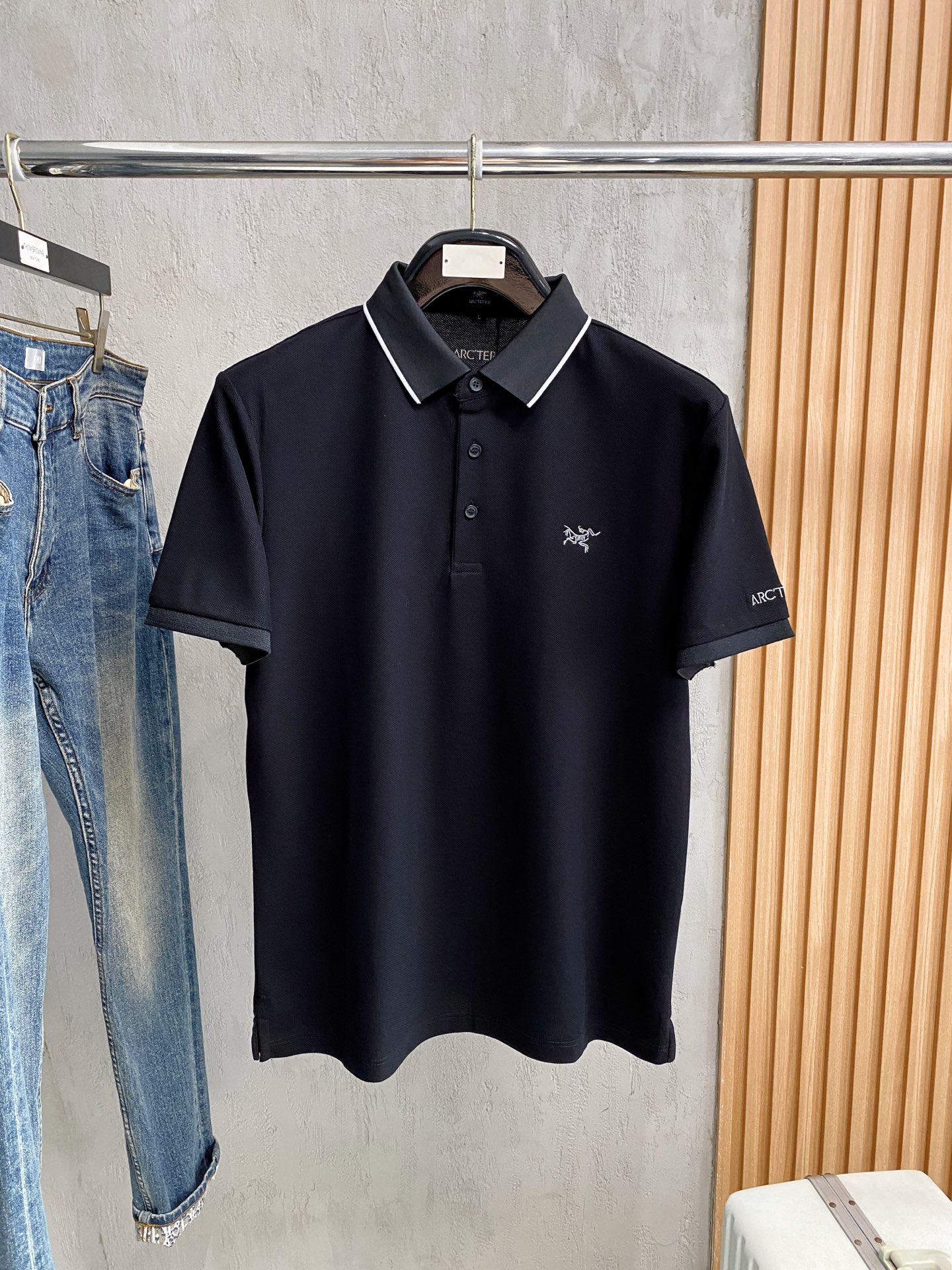 NO:904510,Arc'teryx 26ss summer new letter logo men's lapel Polo shirt!  Classic business men's style, the ceiling-level business men's style of high-end men's clothing!  Simple and fashionable yet elegant, it looks great when worn alone, and quality control/details control can be taken away with your eyes closed. It is low-key, luxurious and connotative!  The custom-woven mesh pique cotton fabric supplied by the customer is carefully made. The mesh texture is evenly arranged on the surface of the fabric. It has excellent breathability and heat dissipation and perspiration. The upper body comfort is completely better than ordinary single-sided jersey tissue!  The classic brand LOGO on the chest is made with top-notch craftsmanship. The LOGO is three-dimensional, clear and full, and has extraordinary texture. Whether it is worn as an inner layer or worn alone, it is a classic product!  The exquisite tailoring process, every detail is handled very standard and delicately, which cannot be compared with other low-end products on the market. It is a must-have basic and versatile Polo shirt for men!  Various colors, sizes M-4xl, arc'teryx,19860909始祖鸟 26ss夏季新款字母logo男士翻领Polo衫！经典商务男款,高端男装的天花板级别的商务男款！简约时尚大气不失优雅,单穿内搭体面过人,品质控/细节控的闭眼带走,低调又奢华有内涵！ 客供定织网眼珠地棉布精心制成,面料表面排列均匀整齐的网眼纹理,透气性和散热排汗性极佳,上身舒适程度完全优于普通单面汗布组织！胸前经典的品牌LOGO标识,采用顶级工艺打造,LOGO立体清晰饱满,质感非凡的特质,无论是内搭还是单穿都是一款经典领域的产品！精妙绝伦的裁剪工艺,每一个细节处理的非常标准细腻,非市面一般LOW货可以媲美的,男士必入基础百搭款Polo衫推荐！ 颜色多颜色 尺码M-4xl,arc'teryx,,Men's clothing