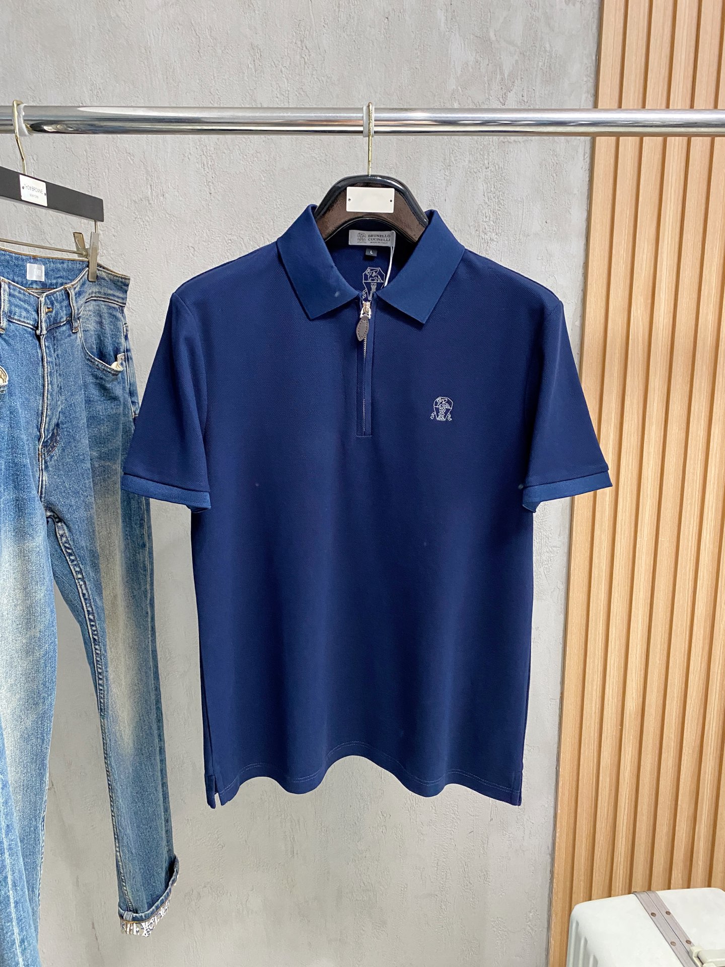 NO:904448,bc 26ss summer new letter logo men's lapel Polo shirt!  Classic business men's style, the ceiling-level business men's style of high-end men's clothing!  Simple and fashionable yet elegant, it looks great when worn alone, and quality control/details control can be taken away with your eyes closed. It is low-key, luxurious and connotative!  The custom-woven mesh pique cotton fabric supplied by the customer is carefully made. The mesh texture is evenly arranged on the surface of the fabric. It has excellent breathability and heat dissipation and perspiration. The upper body comfort is completely better than ordinary single-sided jersey tissue!  The classic brand LOGO on the chest is made with top-notch craftsmanship. The LOGO is three-dimensional, clear and full, and has extraordinary texture. Whether it is worn as an inner layer or worn alone, it is a classic product!  The exquisite tailoring process, every detail is handled very standard and delicately, which cannot be compared with other low-end products on the market. It is a must-have basic and versatile Polo shirt for men!  Available in multiple colors, sizes M-4xl,,19860909bc 26ss夏季新款字母logo男士翻领Polo衫！经典商务男款,高端男装的天花板级别的商务男款！简约时尚大气不失优雅,单穿内搭体面过人,品质控/细节控的闭眼带走,低调又奢华有内涵！ 客供定织网眼珠地棉布精心制成,面料表面排列均匀整齐的网眼纹理,透气性和散热排汗性极佳,上身舒适程度完全优于普通单面汗布组织！胸前经典的品牌LOGO标识,采用顶级工艺打造,LOGO立体清晰饱满,质感非凡的特质,无论是内搭还是单穿都是一款经典领域的产品！精妙绝伦的裁剪工艺,每一个细节处理的非常标准细腻,非市面一般LOW货可以媲美的,男士必入基础百搭款Polo衫推荐！ 颜色多颜色 尺码M-4xl,,,Men's clothing