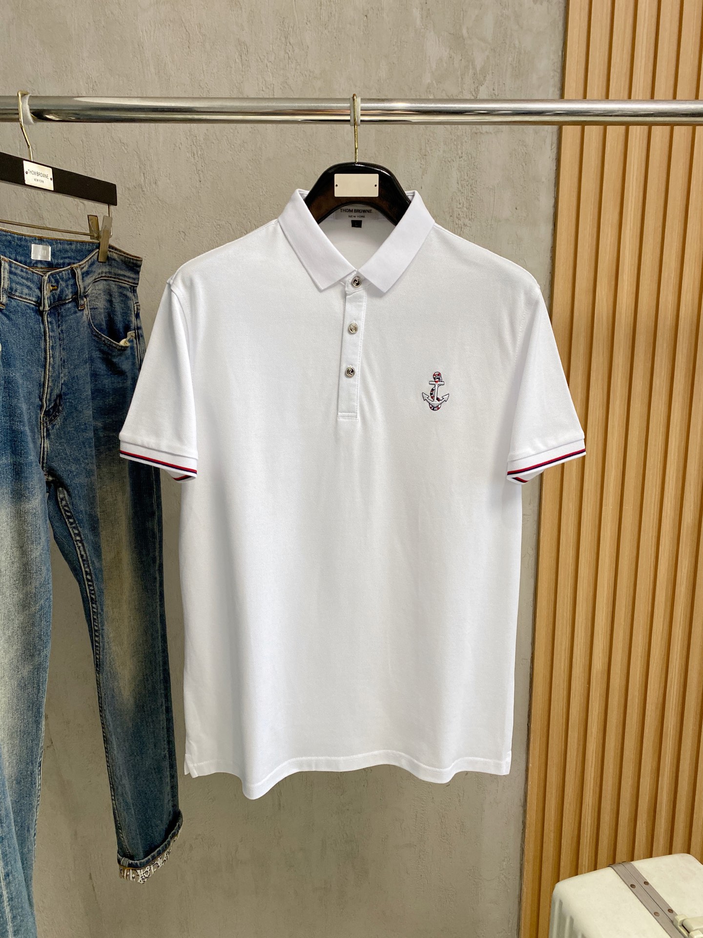 NO:904503,TB 26ss summer new letter logo men's lapel polo shirt!  Classic business men's style, the ceiling-level business men's style of high-end men's clothing!  Simple and fashionable yet elegant, it looks great when worn alone, and quality control/details control can be taken away with your eyes closed. It is low-key, luxurious and connotative!  The custom-woven mesh pique cotton fabric supplied by the customer is carefully made. The mesh texture is evenly arranged on the surface of the fabric. It has excellent breathability and heat dissipation and perspiration. The upper body comfort is completely better than ordinary single-sided jersey tissue!  The classic brand LOGO on the chest is made with top-notch craftsmanship. The LOGO is three-dimensional, clear and full, and has extraordinary texture. Whether it is worn as an inner layer or worn alone, it is a classic product!  The exquisite tailoring process, every detail is handled very standard and delicately, which cannot be compared with other low-end products on the market. It is a must-have basic and versatile Polo shirt for men!  Available in multiple colors, sizes M-4xl,,19860909TB 26ss夏季新款字母logo男士翻领Polo衫！经典商务男款,高端男装的天花板级别的商务男款！简约时尚大气不失优雅,单穿内搭体面过人,品质控/细节控的闭眼带走,低调又奢华有内涵！ 客供定织网眼珠地棉布精心制成,面料表面排列均匀整齐的网眼纹理,透气性和散热排汗性极佳,上身舒适程度完全优于普通单面汗布组织！胸前经典的品牌LOGO标识,采用顶级工艺打造,LOGO立体清晰饱满,质感非凡的特质,无论是内搭还是单穿都是一款经典领域的产品！精妙绝伦的裁剪工艺,每一个细节处理的非常标准细腻,非市面一般LOW货可以媲美的,男士必入基础百搭款Polo衫推荐！ 颜色多颜色 尺码M-4xl,,,Men's clothing