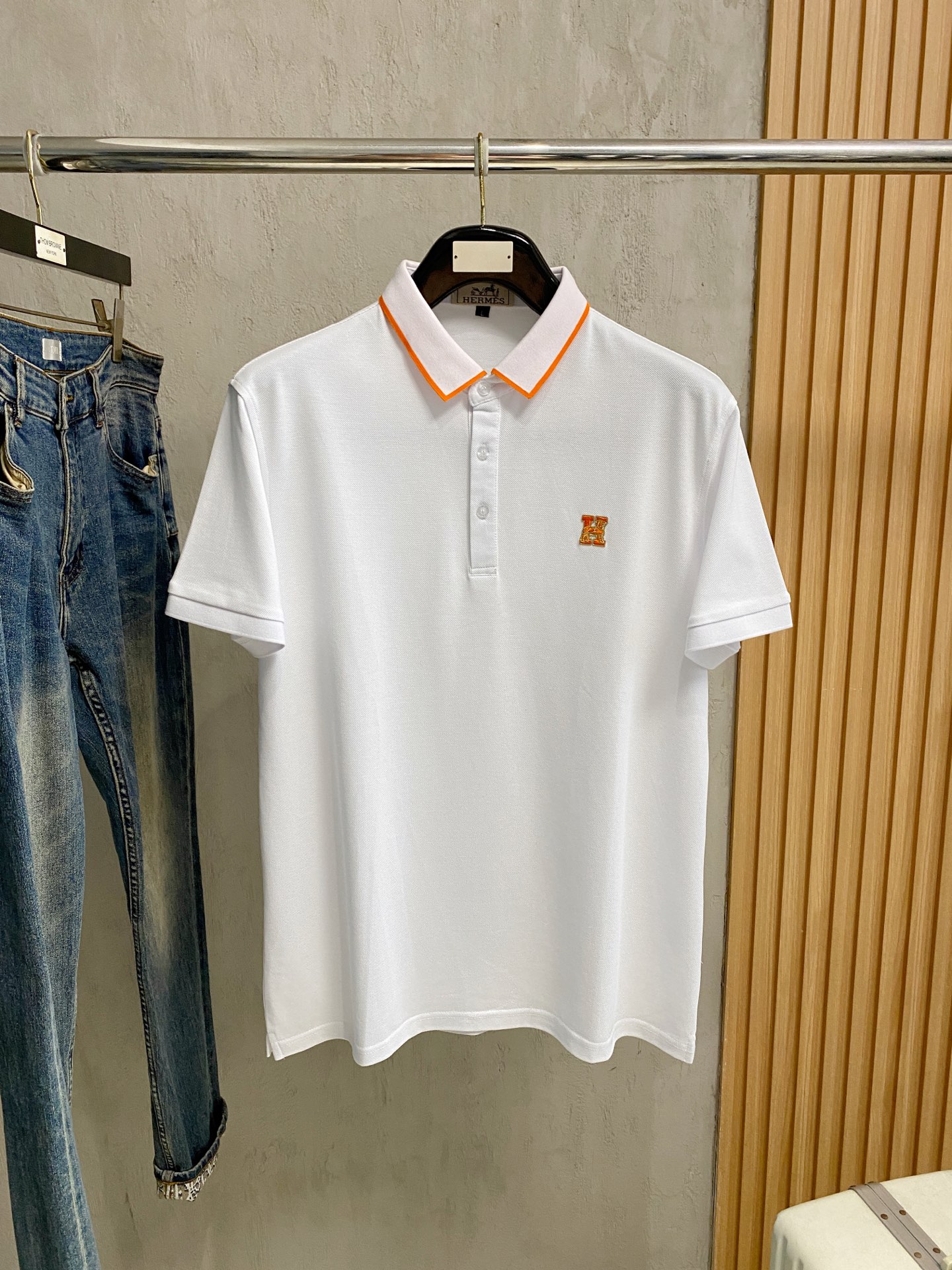 NO:904489,Hermès 26ss summer new letter logo men's lapel polo shirt!  Classic business men's style, the ceiling-level business men's style of high-end men's clothing!  Simple and fashionable yet elegant, it looks great when worn alone, and quality control/details control can be taken away with your eyes closed. It is low-key, luxurious and connotative!  The custom-woven mesh pique cotton fabric supplied by the customer is carefully made. The mesh texture is evenly arranged on the surface of the fabric. It has excellent breathability and heat dissipation and perspiration. The upper body comfort is completely better than ordinary single-sided jersey tissue!  The classic brand LOGO on the chest is made with top-notch craftsmanship. The LOGO is three-dimensional, clear and full, and has extraordinary texture. Whether it is worn as an inner layer or worn alone, it is a classic product!  The exquisite tailoring process, every detail is handled very standard and delicately, which cannot be compared with other low-end products on the market. It is a must-have basic and versatile Polo shirt for men!  Available in multiple colors, sizes M-4xl, hermes,19860909爱马仕 26ss夏季新款字母logo男士翻领Polo衫！经典商务男款,高端男装的天花板级别的商务男款！简约时尚大气不失优雅,单穿内搭体面过人,品质控/细节控的闭眼带走,低调又奢华有内涵！ 客供定织网眼珠地棉布精心制成,面料表面排列均匀整齐的网眼纹理,透气性和散热排汗性极佳,上身舒适程度完全优于普通单面汗布组织！胸前经典的品牌LOGO标识,采用顶级工艺打造,LOGO立体清晰饱满,质感非凡的特质,无论是内搭还是单穿都是一款经典领域的产品！精妙绝伦的裁剪工艺,每一个细节处理的非常标准细腻,非市面一般LOW货可以媲美的,男士必入基础百搭款Polo衫推荐！ 颜色多颜色 尺码M-4xl,,hermes,,Men's clothing
