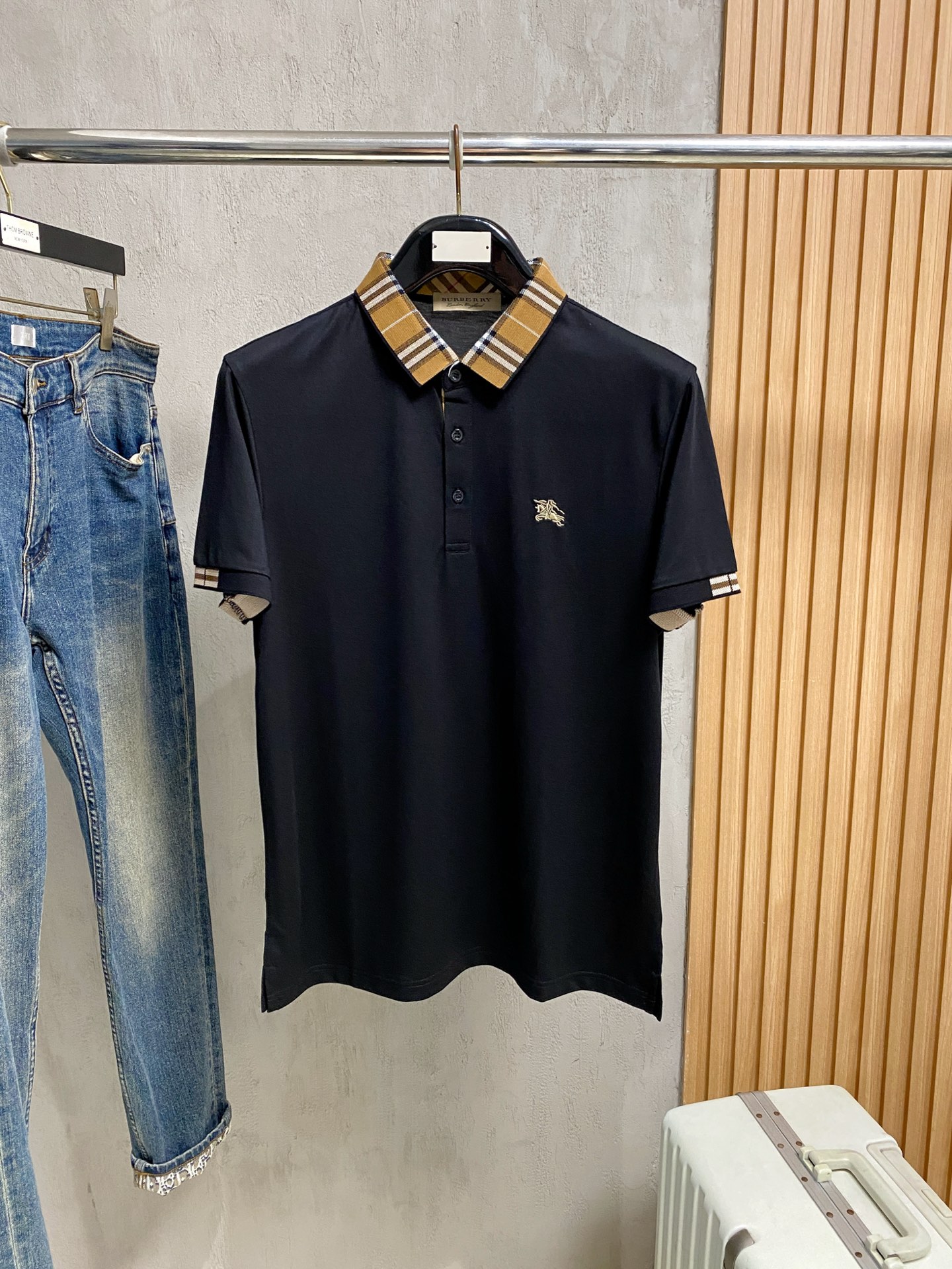 NO:904517,Burberry 26ss summer new letter logo men's lapel Polo shirt!  Classic business men's style, the ceiling-level business men's style of high-end men's clothing!  Simple and fashionable yet elegant, it looks great when worn alone, and quality control/details control can be taken away with your eyes closed. It is low-key, luxurious and connotative!  The custom-woven mesh pique cotton fabric supplied by the customer is carefully made. The mesh texture is evenly arranged on the surface of the fabric. It has excellent breathability and heat dissipation and perspiration. The upper body comfort is completely better than ordinary single-sided jersey tissue!  The classic brand LOGO on the chest is made with top-notch craftsmanship. The LOGO is three-dimensional, clear and full, and has extraordinary texture. Whether it is worn as an inner layer or worn alone, it is a classic product!  The exquisite tailoring process, every detail is handled very standard and delicately, which cannot be compared with other low-end products on the market. It is a must-have basic and versatile Polo shirt for men!  Various colors, sizes M-4xl, burberry,19860909巴宝莉 26ss夏季新款字母logo男士翻领Polo衫！经典商务男款,高端男装的天花板级别的商务男款！简约时尚大气不失优雅,单穿内搭体面过人,品质控/细节控的闭眼带走,低调又奢华有内涵！ 客供定织网眼珠地棉布精心制成,面料表面排列均匀整齐的网眼纹理,透气性和散热排汗性极佳,上身舒适程度完全优于普通单面汗布组织！胸前经典的品牌LOGO标识,采用顶级工艺打造,LOGO立体清晰饱满,质感非凡的特质,无论是内搭还是单穿都是一款经典领域的产品！精妙绝伦的裁剪工艺,每一个细节处理的非常标准细腻,非市面一般LOW货可以媲美的,男士必入基础百搭款Polo衫推荐！ 颜色多颜色 尺码M-4xl,,burberry,,Men's clothing