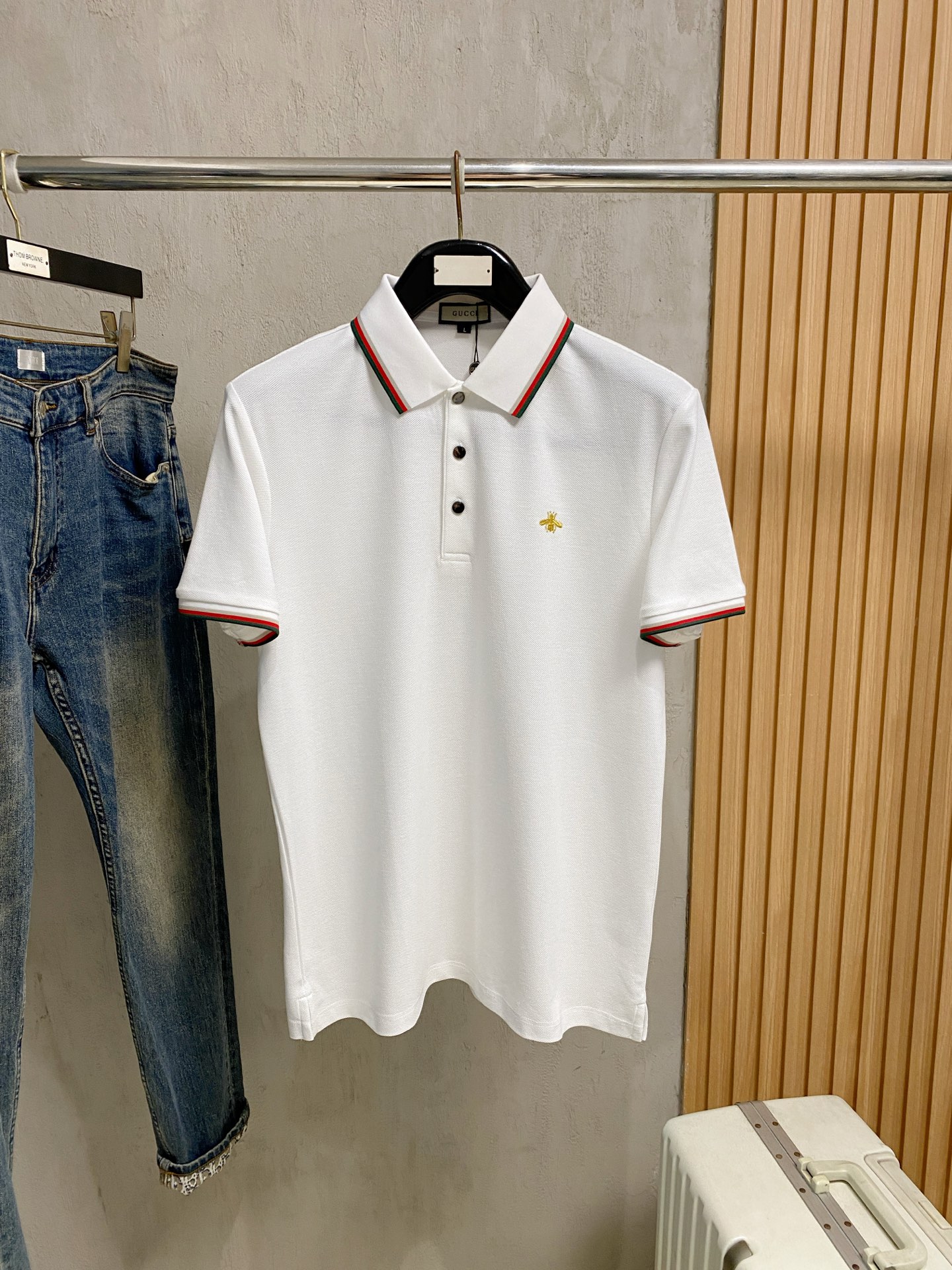 NO:904481,Gucci 26ss summer new letter logo men's lapel Polo shirt!  Classic business men's style, the ceiling-level business men's style of high-end men's clothing!  Simple and fashionable yet elegant, it looks great when worn alone, and quality control/details control can be taken away with your eyes closed. It is low-key, luxurious and connotative!  The custom-woven mesh pique cotton fabric supplied by the customer is carefully made. The mesh texture is evenly arranged on the surface of the fabric. It has excellent breathability and heat dissipation and perspiration. The upper body comfort is completely better than ordinary single-sided jersey tissue!  The classic brand LOGO on the chest is made with top-notch craftsmanship. The LOGO is three-dimensional, clear and full, and has extraordinary texture. Whether it is worn as an inner layer or worn alone, it is a classic product!  The exquisite tailoring process, every detail is handled very standard and delicately, which cannot be compared with other low-end products on the market. It is a must-have basic and versatile Polo shirt for men!  Various colors, sizes M-4xl,,gucci,19860909古驰 26ss夏季新款字母logo男士翻领Polo衫！经典商务男款,高端男装的天花板级别的商务男款！简约时尚大气不失优雅,单穿内搭体面过人,品质控/细节控的闭眼带走,低调又奢华有内涵！ 客供定织网眼珠地棉布精心制成,面料表面排列均匀整齐的网眼纹理,透气性和散热排汗性极佳,上身舒适程度完全优于普通单面汗布组织！胸前经典的品牌LOGO标识,采用顶级工艺打造,LOGO立体清晰饱满,质感非凡的特质,无论是内搭还是单穿都是一款经典领域的产品！精妙绝伦的裁剪工艺,每一个细节处理的非常标准细腻,非市面一般LOW货可以媲美的,男士必入基础百搭款Polo衫推荐！ 颜色多颜色 尺码M-4xl,,gucci,,Men's clothing