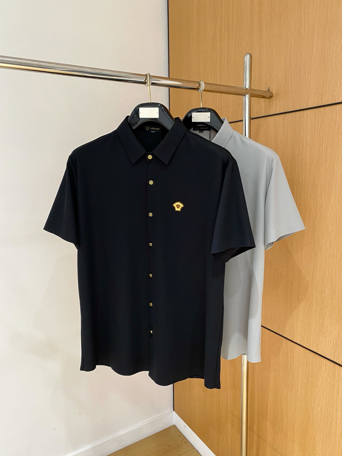 NO:936262,Versace's top quality custom-made top ice silk short-sleeved shirt new product, the latest design 2026ss shirt show new product is in perfect condition, comfortable and warm, complete with three standards, full and attractive color, very outstanding design, easily upgrades the sense of fashion, extremely elegant and rigorous workmanship, neat and meticulous wiring!  A masterpiece from a famous designer!  The upper body does not look bloated and is super handsome!  Available size M-XXXL,,versace,shirts,T-shirt,19860909范思哲顶级品质 定制顶级冰丝短袖衬衫新品 最新设计款 2026ss 衬衣秀场新品品相非常完美,舒适保暖,三标齐全色泽饱满诱人,非常出彩的设计,轻松将时髦感进阶,做工极为考究严谨,走线工整细致！大牌设计师巨作！上身不显臃肿、超级帅气！现货码数M-XXXL,,versace,shirts,T-shirt,,Men's clothing