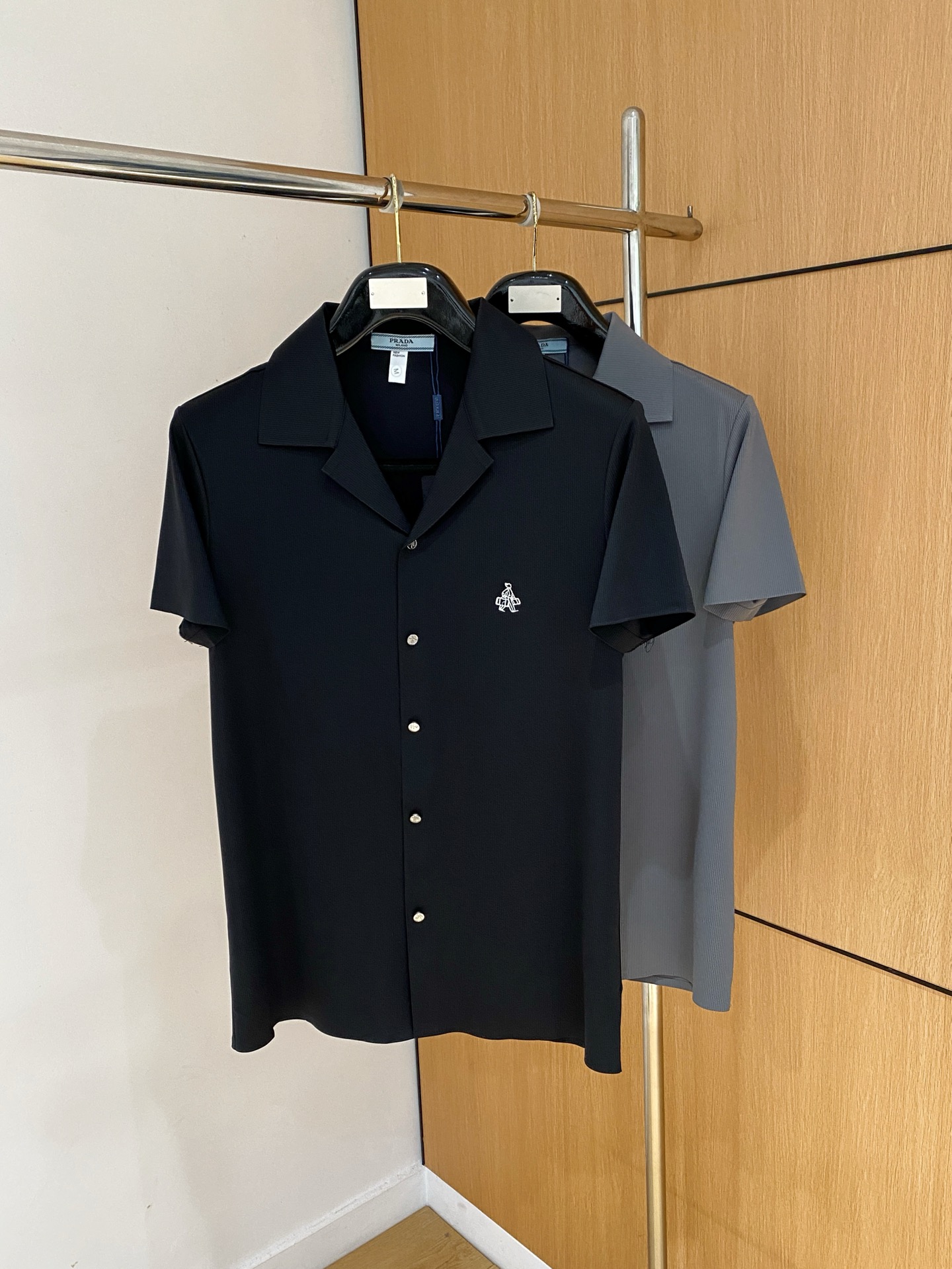 NO:936265,Prada's top quality custom-made top ice silk short-sleeved shirt new product, the latest design 2026ss shirt show new product is in perfect condition, comfortable and warm, complete with three standards, full and attractive color, very outstanding design, easily upgrades the sense of fashion, extremely elegant and rigorous workmanship, neat and meticulous wiring!  A masterpiece from a famous designer!  The upper body does not look bloated and is super handsome!  Available size M-XXXL,,prada,shirts,T-shirt,19860909普拉达顶级品质 定制顶级冰丝短袖衬衫新品 最新设计款 2026ss 衬衣秀场新品品相非常完美,舒适保暖,三标齐全色泽饱满诱人,非常出彩的设计,轻松将时髦感进阶,做工极为考究严谨,走线工整细致！大牌设计师巨作！上身不显臃肿、超级帅气！现货码数M-XXXL,,prada,shirts,T-shirt,,Men's clothing
