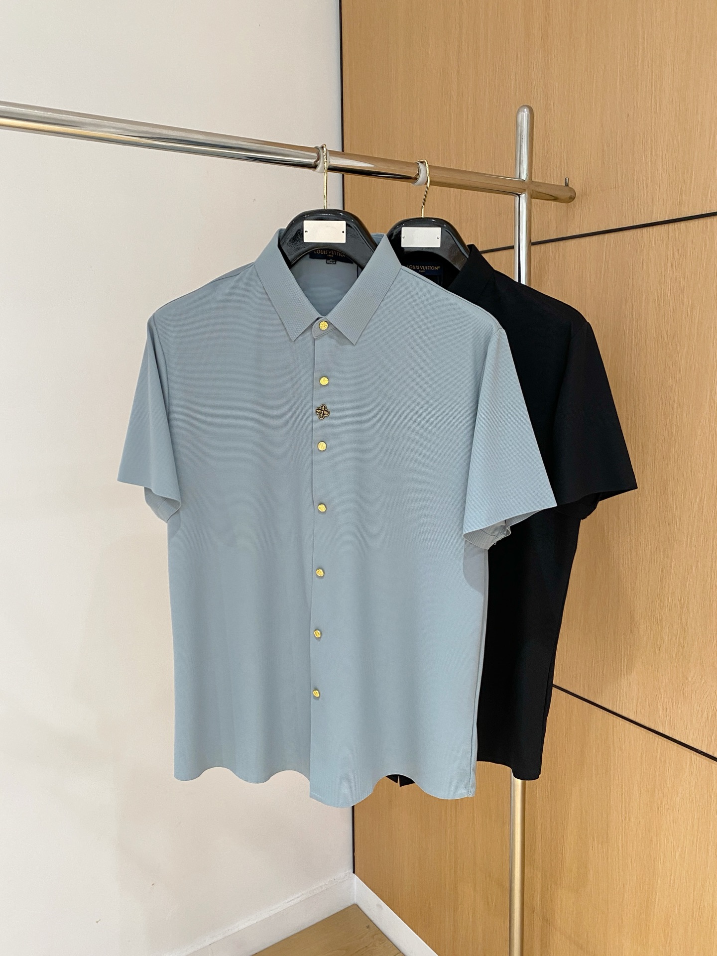 NO:936268,LV top quality custom-made top ice silk short-sleeved shirt new product, latest design 2026ss shirt show new product, perfect appearance, comfortable and warm, complete three standards, full and attractive color, very outstanding design, easily upgrade the fashion sense, extremely elegant and rigorous workmanship, neat and meticulous wiring!  A masterpiece from a famous designer!  The upper body does not look bloated and is super handsome!  Available size M-XXXL,,louis vuitton,shirts,T-shirt,19860909LV顶级品质 定制顶级冰丝短袖衬衫新品 最新设计款 2026ss 衬衣秀场新品品相非常完美,舒适保暖,三标齐全色泽饱满诱人,非常出彩的设计,轻松将时髦感进阶,做工极为考究严谨,走线工整细致！大牌设计师巨作！上身不显臃肿、超级帅气！现货码数M-XXXL,,louis vuitton,shirts,T-shirt,,Men's clothing