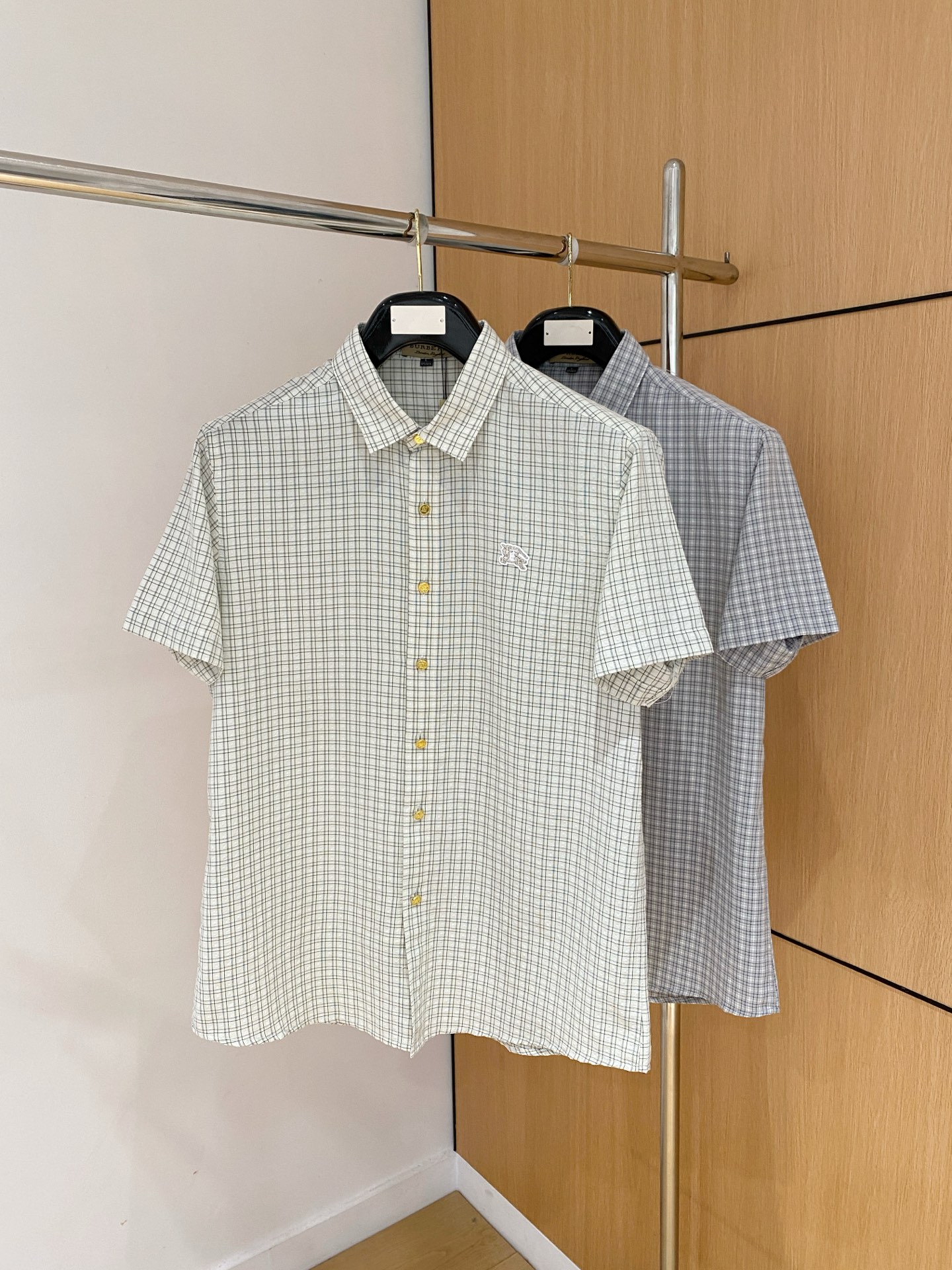NO:936260,Burberry's top quality custom-made top ice silk short-sleeved shirt new product, the latest design 2026ss shirt show new product is in perfect condition, comfortable and warm, complete with three standards, full and attractive color, very outstanding design, easily upgrades the sense of fashion, extremely elegant and rigorous workmanship, neat and meticulous wiring!  A masterpiece from a famous designer!  The upper body does not look bloated and is super handsome!  Available size M-XXXL,,burberry,shirts,T-shirt,19860909巴宝莉顶级品质 定制顶级冰丝短袖衬衫新品 最新设计款 2026ss 衬衣秀场新品品相非常完美,舒适保暖,三标齐全色泽饱满诱人,非常出彩的设计,轻松将时髦感进阶,做工极为考究严谨,走线工整细致！大牌设计师巨作！上身不显臃肿、超级帅气！现货码数M-XXXL,,burberry,shirts,T-shirt,,Men's clothing