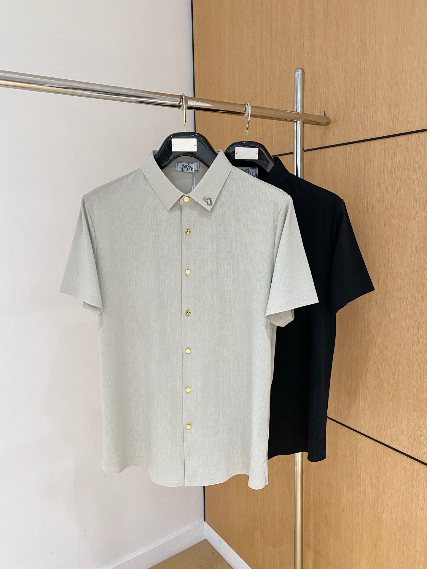 NO:936271,Hermès' top quality custom-made top ice silk short-sleeved shirt new product, the latest design 2026ss shirt show new product is in perfect condition, comfortable and warm, complete with three standards, full and attractive color, very outstanding design, easily upgrades the sense of fashion, extremely elegant and rigorous workmanship, neat and meticulous wiring!  A masterpiece from a famous designer!  The upper body does not look bloated and is super handsome!  Spot size M-XXXL,, hermes, shirts, T-shirt,19860909爱马仕顶级品质 定制顶级冰丝短袖衬衫新品 最新设计款 2026ss 衬衣秀场新品品相非常完美,舒适保暖,三标齐全色泽饱满诱人,非常出彩的设计,轻松将时髦感进阶,做工极为考究严谨,走线工整细致！大牌设计师巨作！上身不显臃肿、超级帅气！现货码数M-XXXL,,hermes,shirts,T-shirt,,Men's clothing