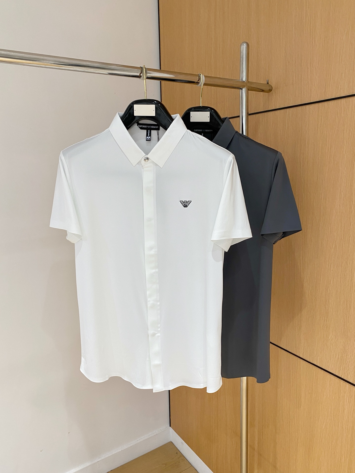 NO:936274,Armani's top quality custom-made top ice silk short-sleeved shirt new product, the latest design 2026ss shirt show new product is in perfect condition, comfortable and warm, complete with three standards, full and attractive color, very outstanding design, easily upgrades the sense of fashion, extremely elegant and rigorous workmanship, neat and meticulous wiring!  A masterpiece from a famous designer!  The upper body does not look bloated and is super handsome!  Available size: M-XXXL, armani, shirts, T-shirt,19860909阿玛尼顶级品质 定制顶级冰丝短袖衬衫新品 最新设计款 2026ss 衬衣秀场新品品相非常完美,舒适保暖,三标齐全色泽饱满诱人,非常出彩的设计,轻松将时髦感进阶,做工极为考究严谨,走线工整细致！大牌设计师巨作！上身不显臃肿、超级帅气！现货码数M-XXXL,,armani,shirts,T-shirt,,Men's clothing